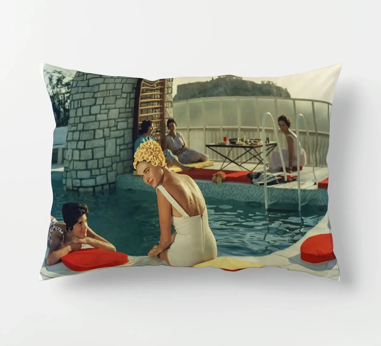 Piscina dell'attico Slim Aarons cuscino da Carinaprint
