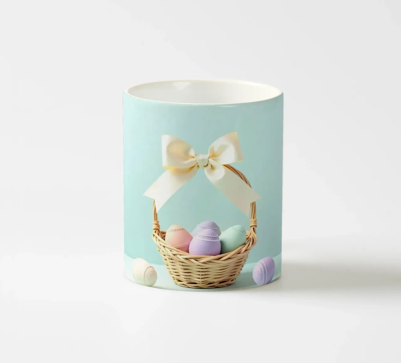 Cestino di Pasqua pieno di uova colorate tazza in ceramica da DesignDoodle
