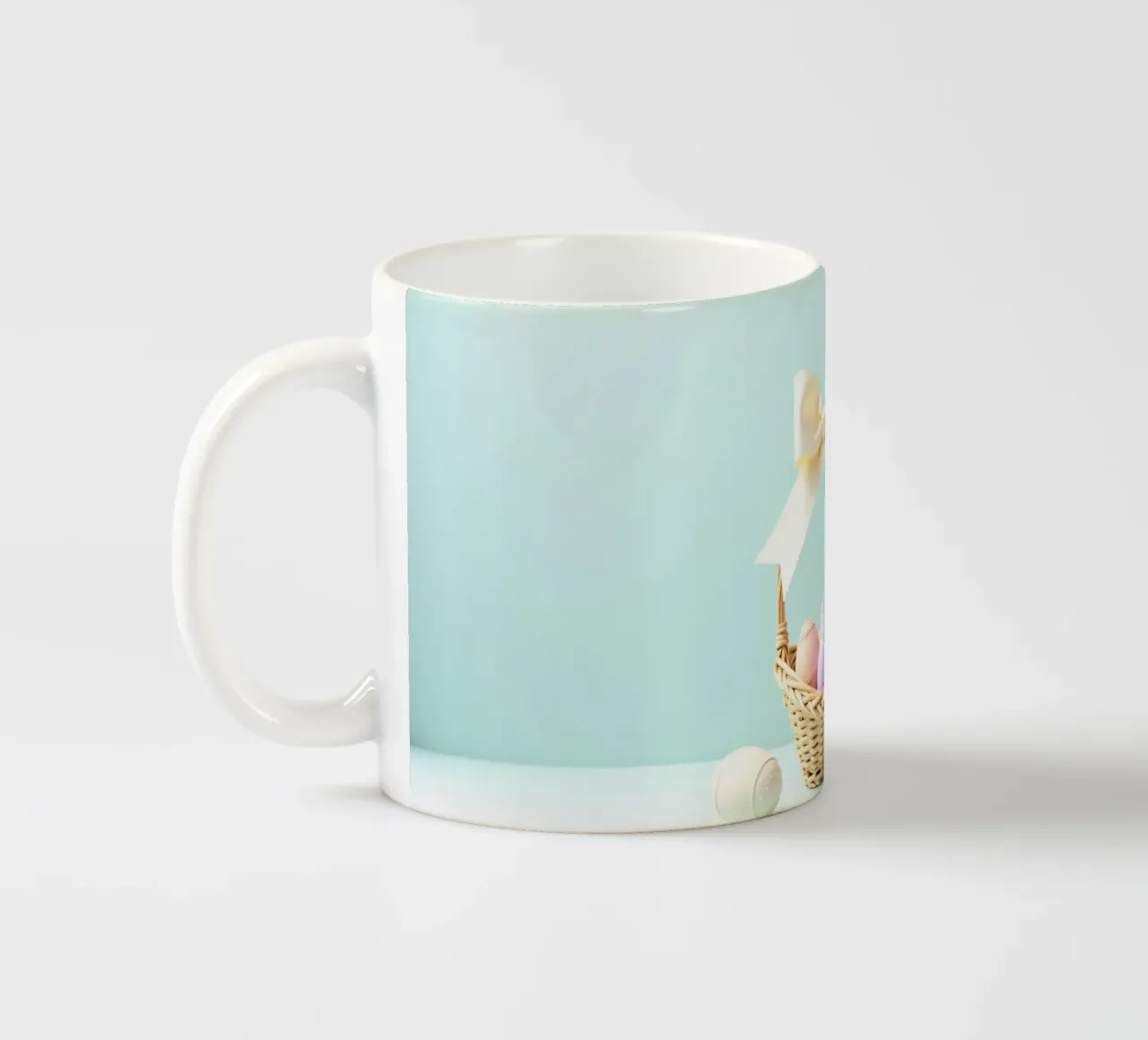 Cestino di Pasqua pieno di uova colorate tazza in ceramica da DesignDoodle