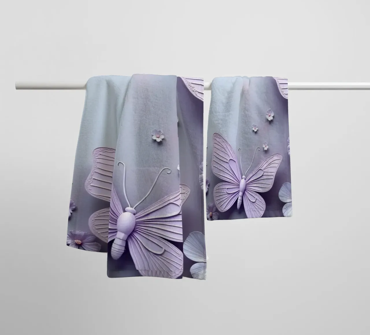 Farfalle colorate e fiori delicati asciugamano da bagno da DesignDoodle