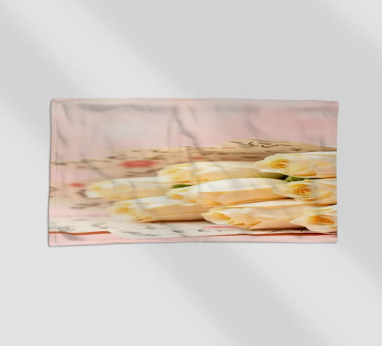 Bellissimo bouquet di rose bianche avvolto in una carta elegante telo mare da DesignDoodle