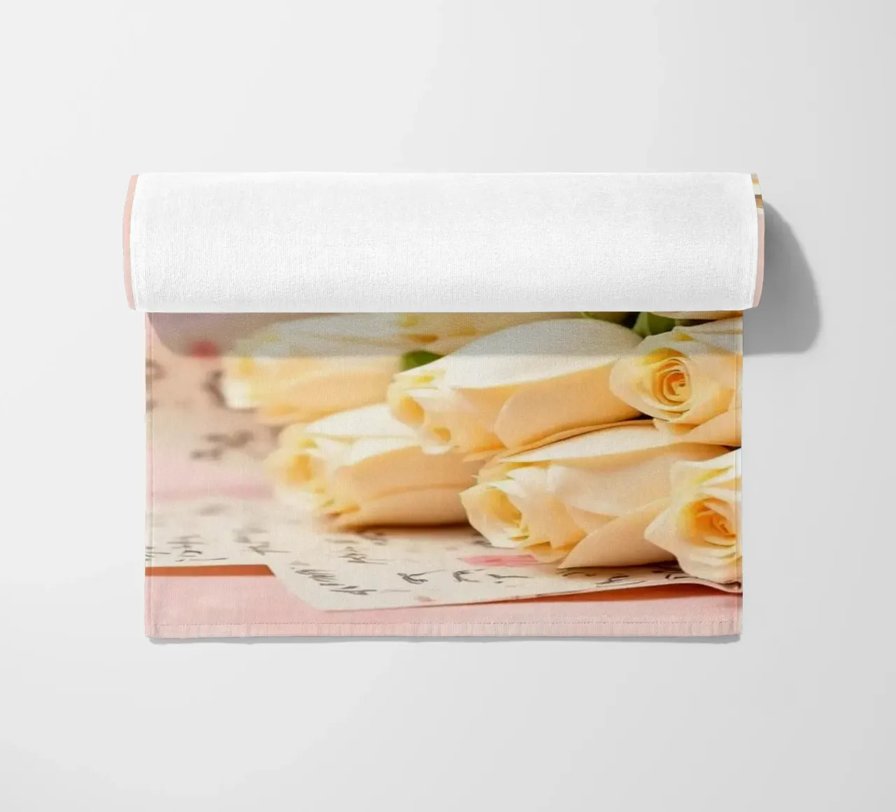 Bellissimo bouquet di rose bianche avvolto in una carta elegante telo mare da DesignDoodle