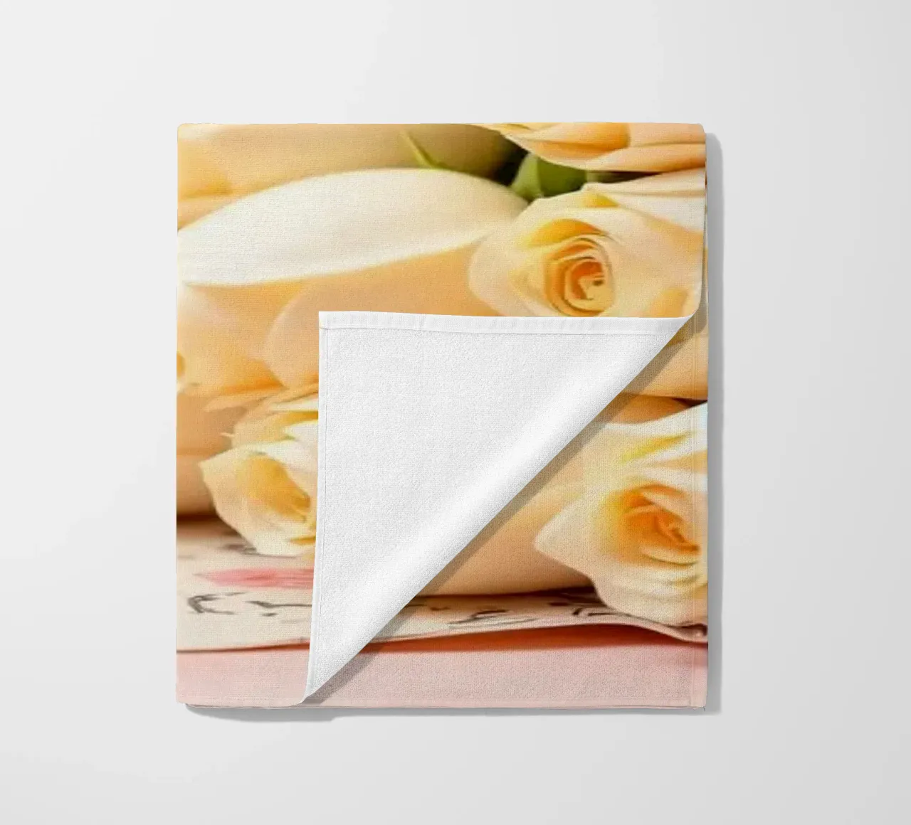 Bellissimo bouquet di rose bianche avvolto in una carta elegante telo mare da DesignDoodle