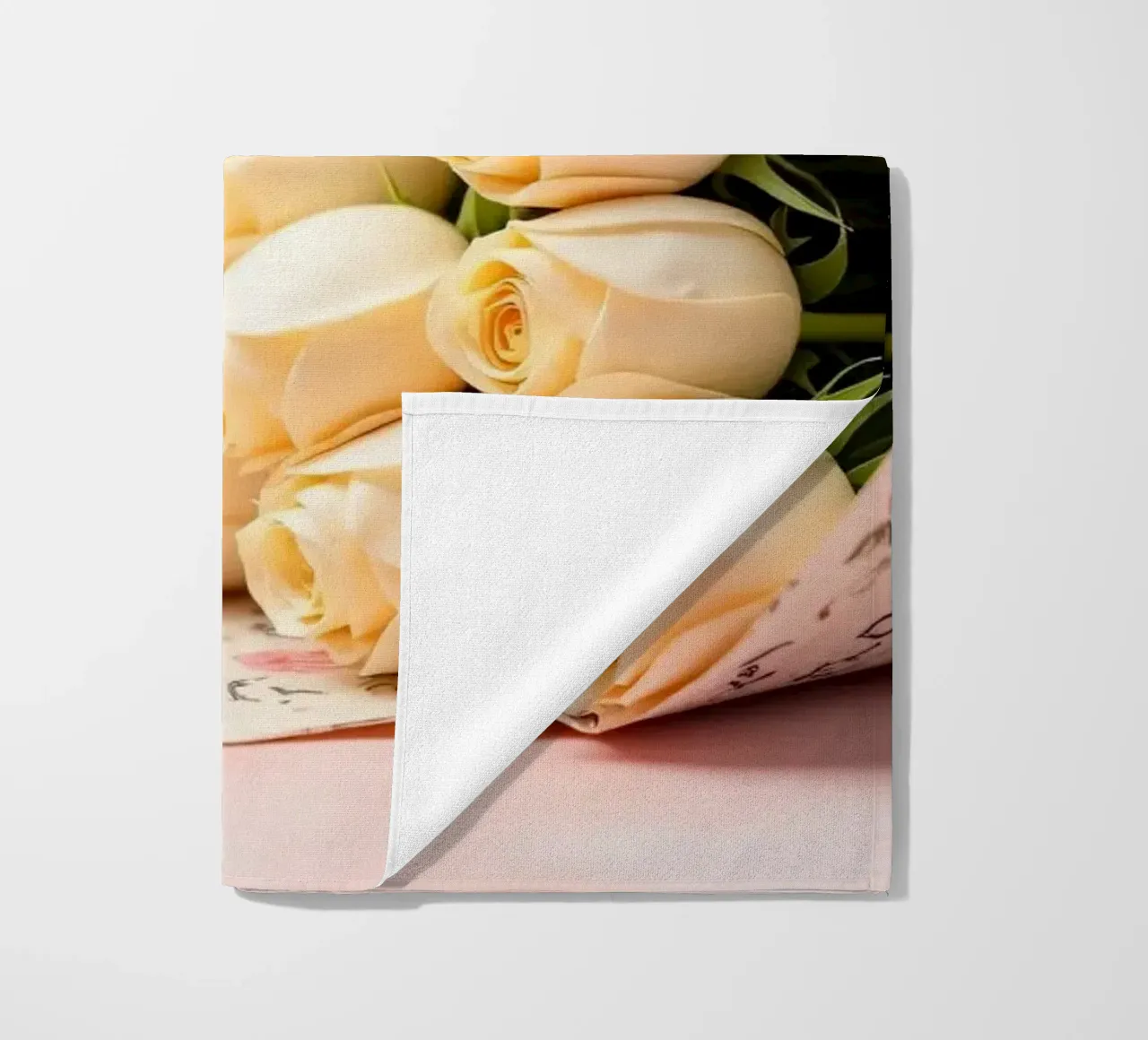 Bellissimo bouquet di rose bianche avvolto in una carta elegante telo mare da DesignDoodle