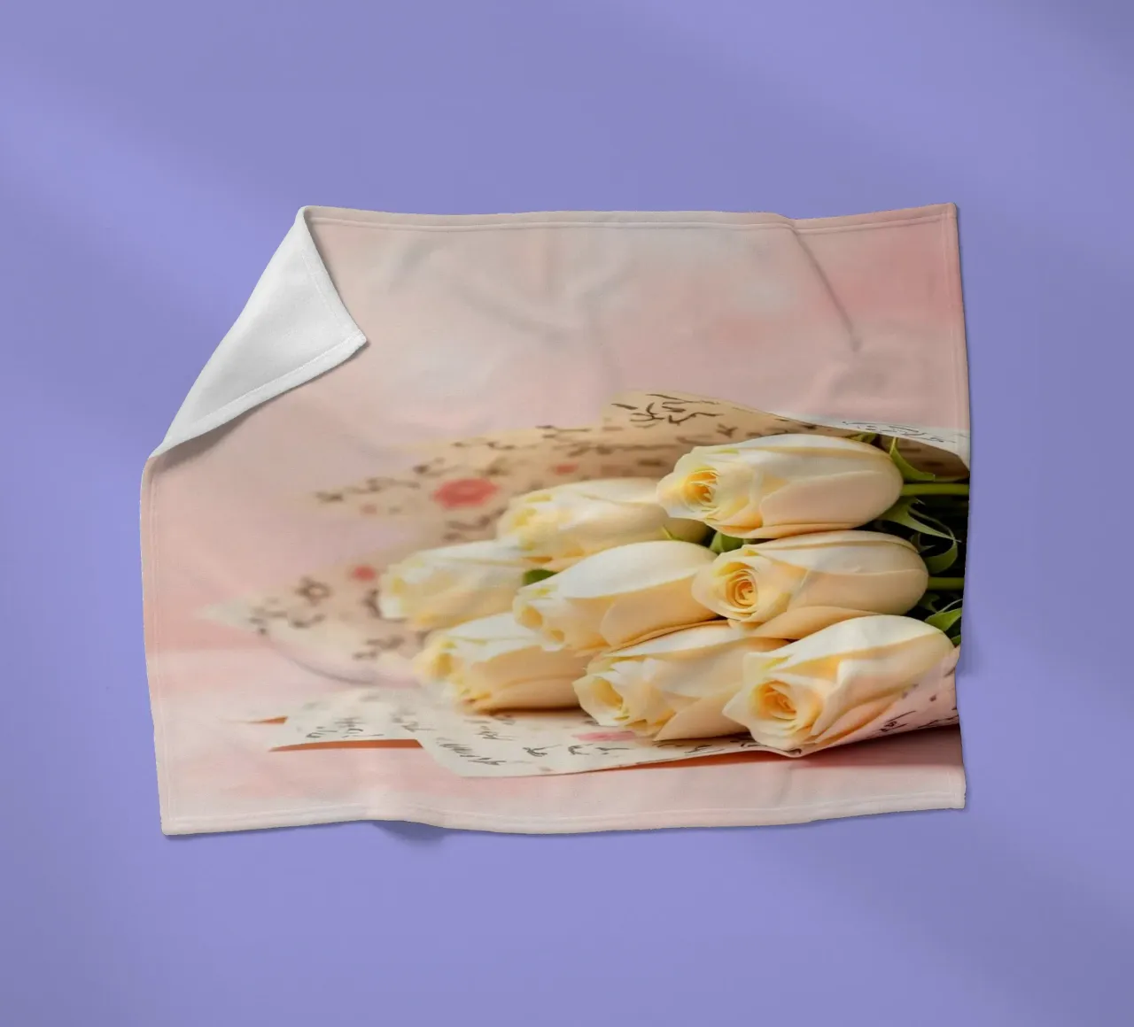 Schöner Strauß weißer Rosen in elegantem Papier verpackt Fleecedecke von DesignDoodle