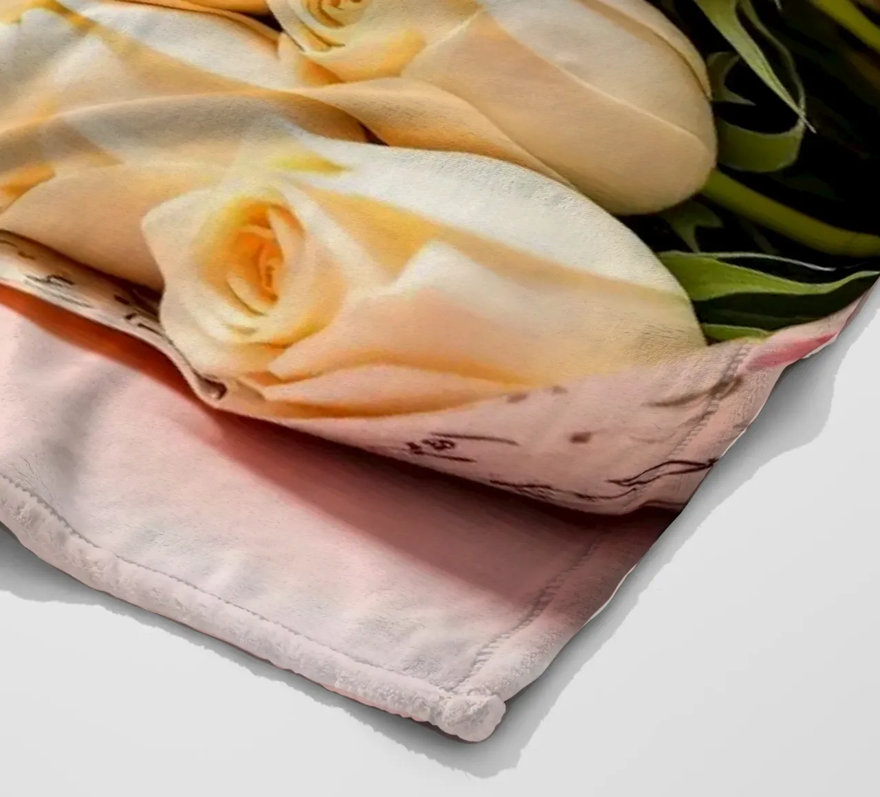Schöner Strauß weißer Rosen in elegantem Papier verpackt Fleecedecke von DesignDoodle