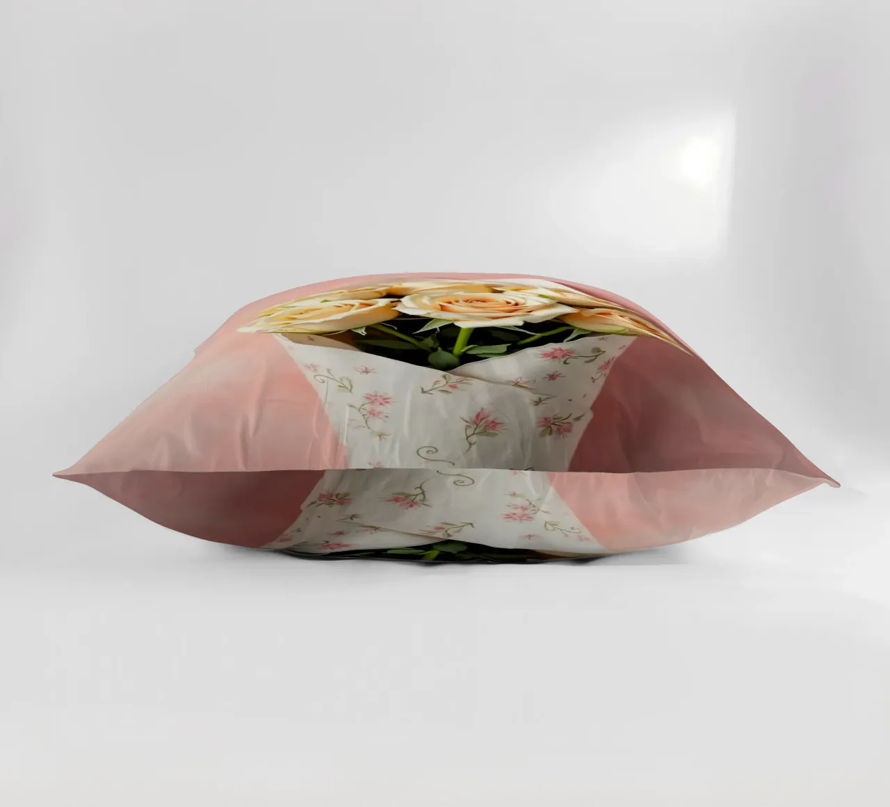 Bouquet di rose color pesca appena confezionato cuscino da DesignDoodle