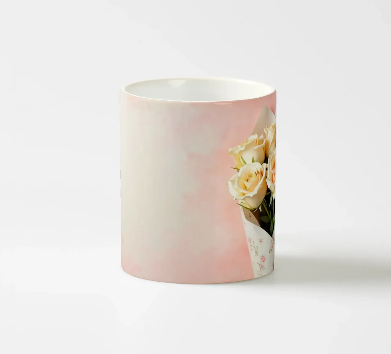 Bouquet di rose color pesca appena confezionato tazza in ceramica da DesignDoodle