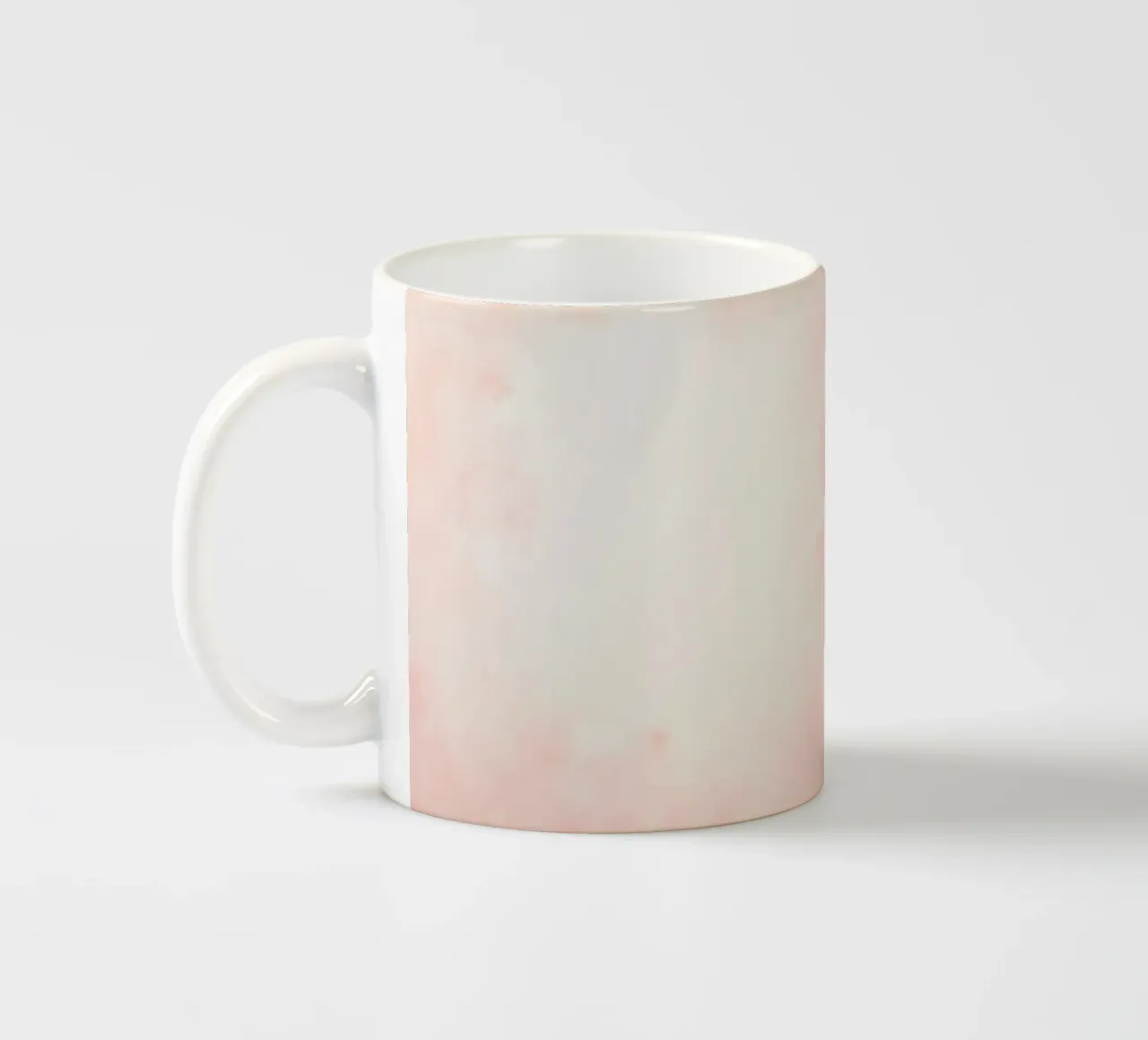 Bouquet di rose color pesca appena confezionato tazza in ceramica da DesignDoodle
