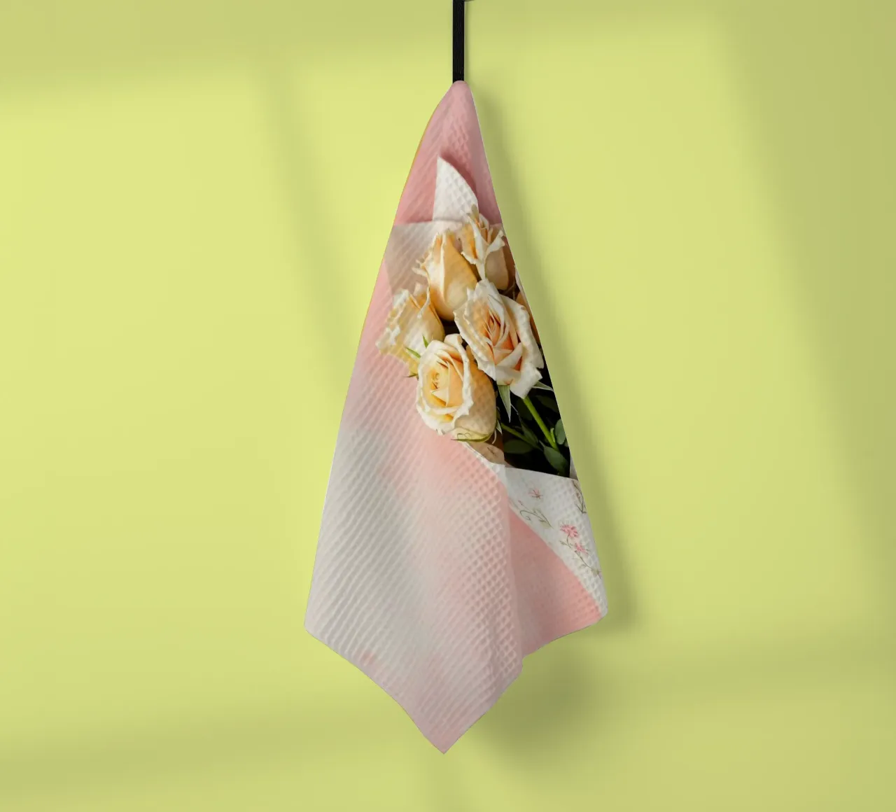 Bouquet di rose color pesca appena confezionato canovaccio da cucina da DesignDoodle