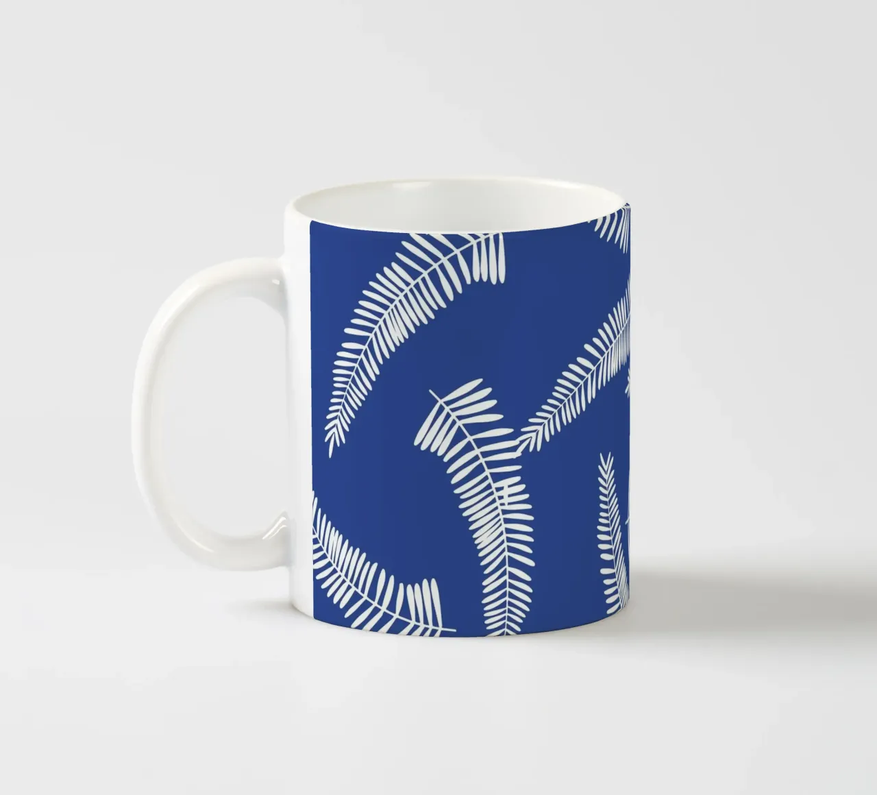 Blaue Palmblätter für die Küste Keramik Tasse von EDMPROJECT