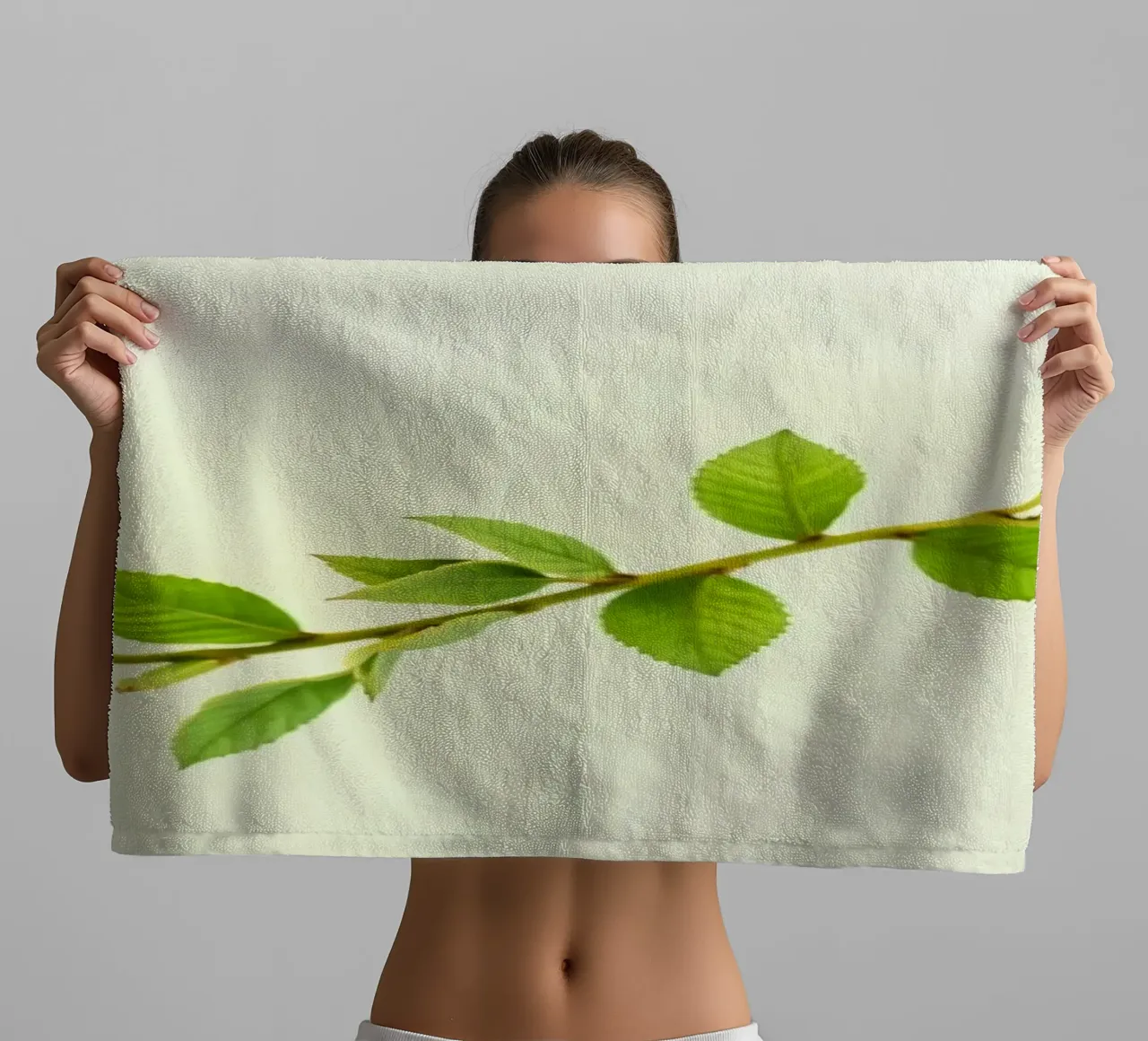 Ramo verde fresco con foglie vivaci su sfondo chiaro asciugamano da bagno da DesignDoodle