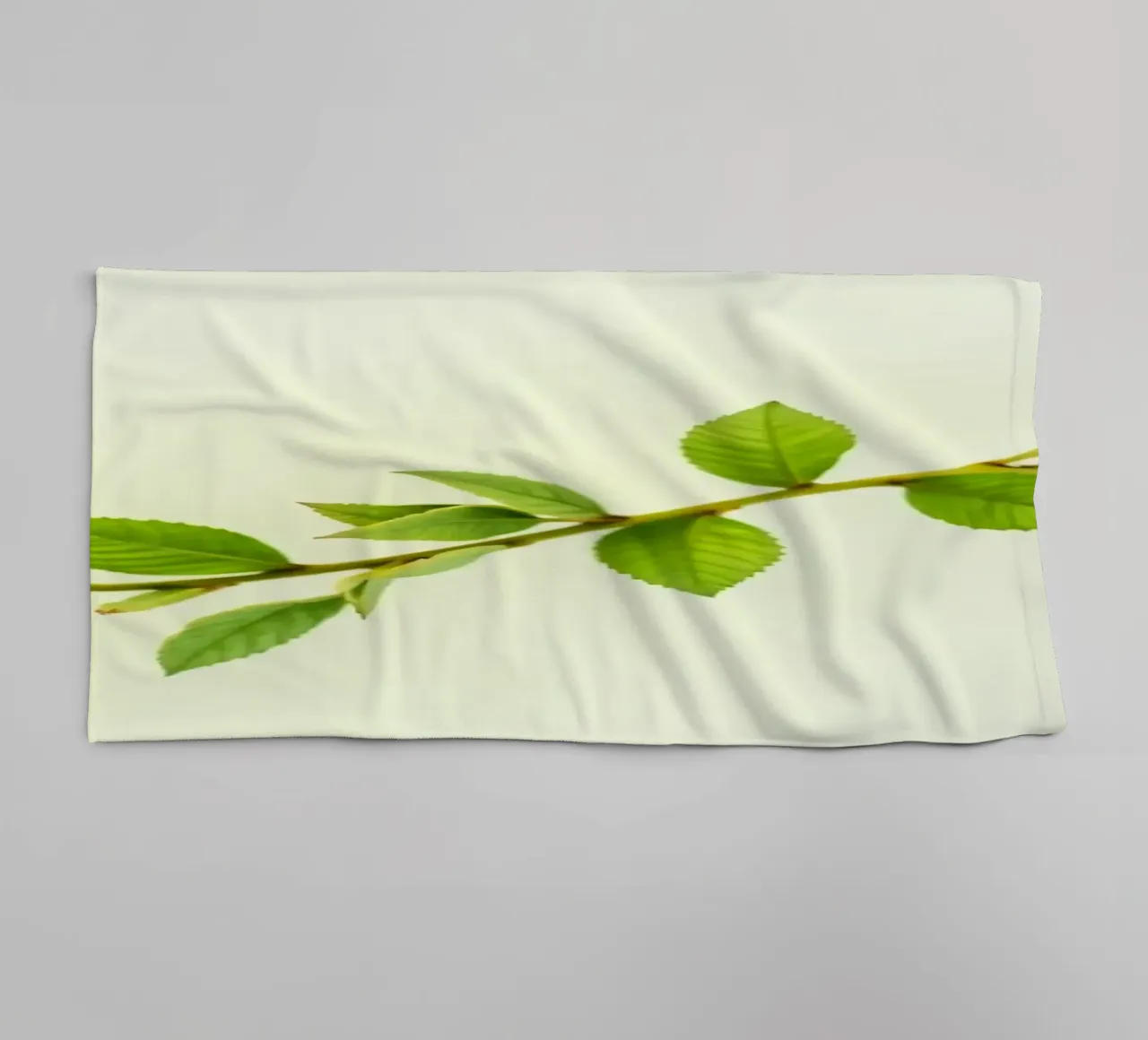 Ramo verde fresco con foglie vivaci su sfondo chiaro asciugamano da bagno da DesignDoodle