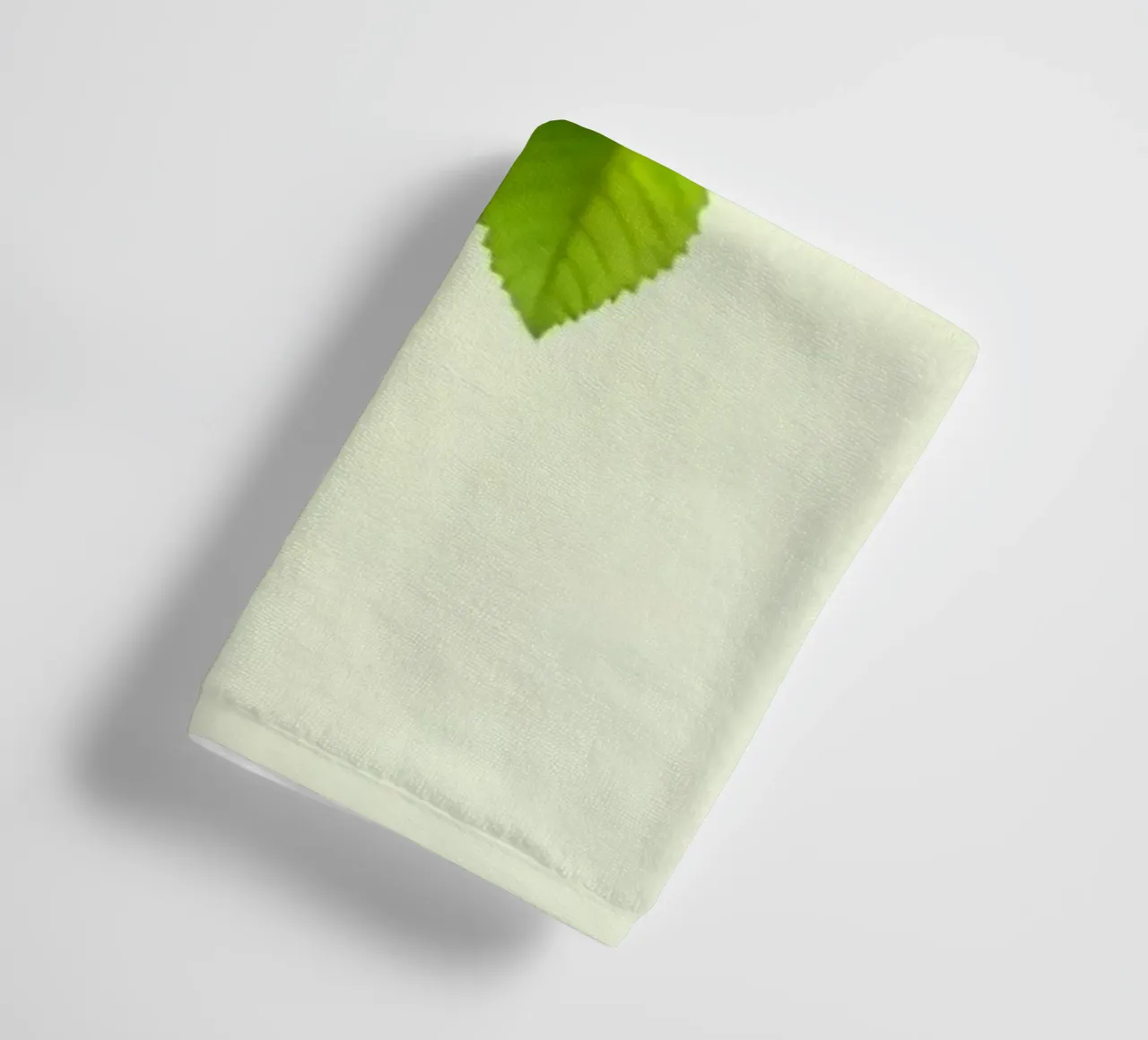 Ramo verde fresco con foglie vivaci su sfondo chiaro asciugamano da bagno da DesignDoodle