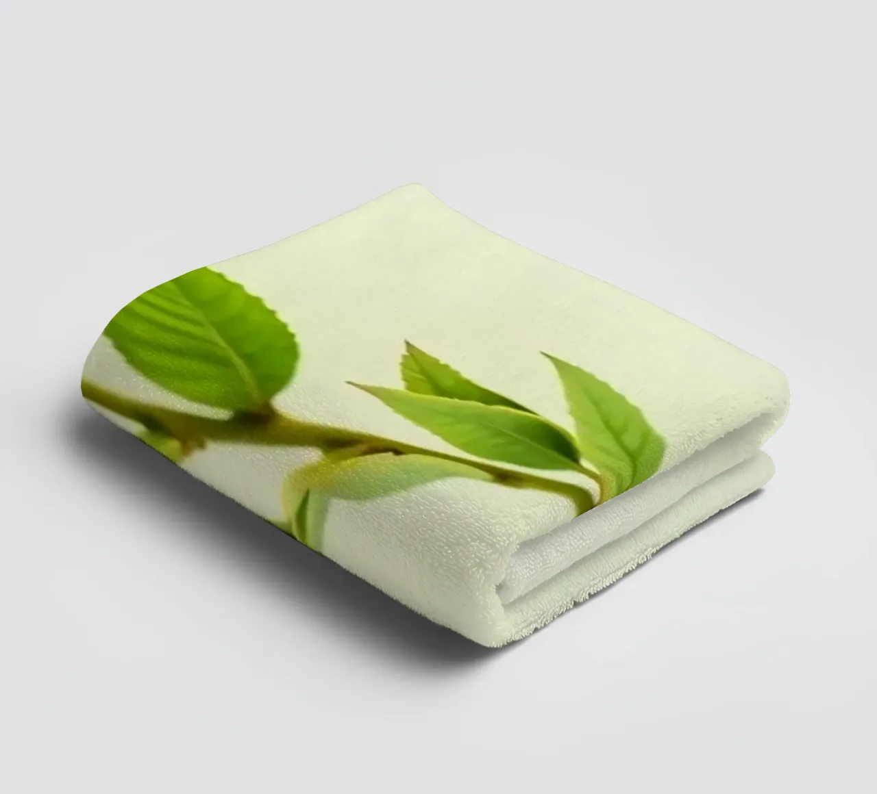 Ramo verde fresco con foglie vivaci su sfondo chiaro asciugamano da bagno da DesignDoodle