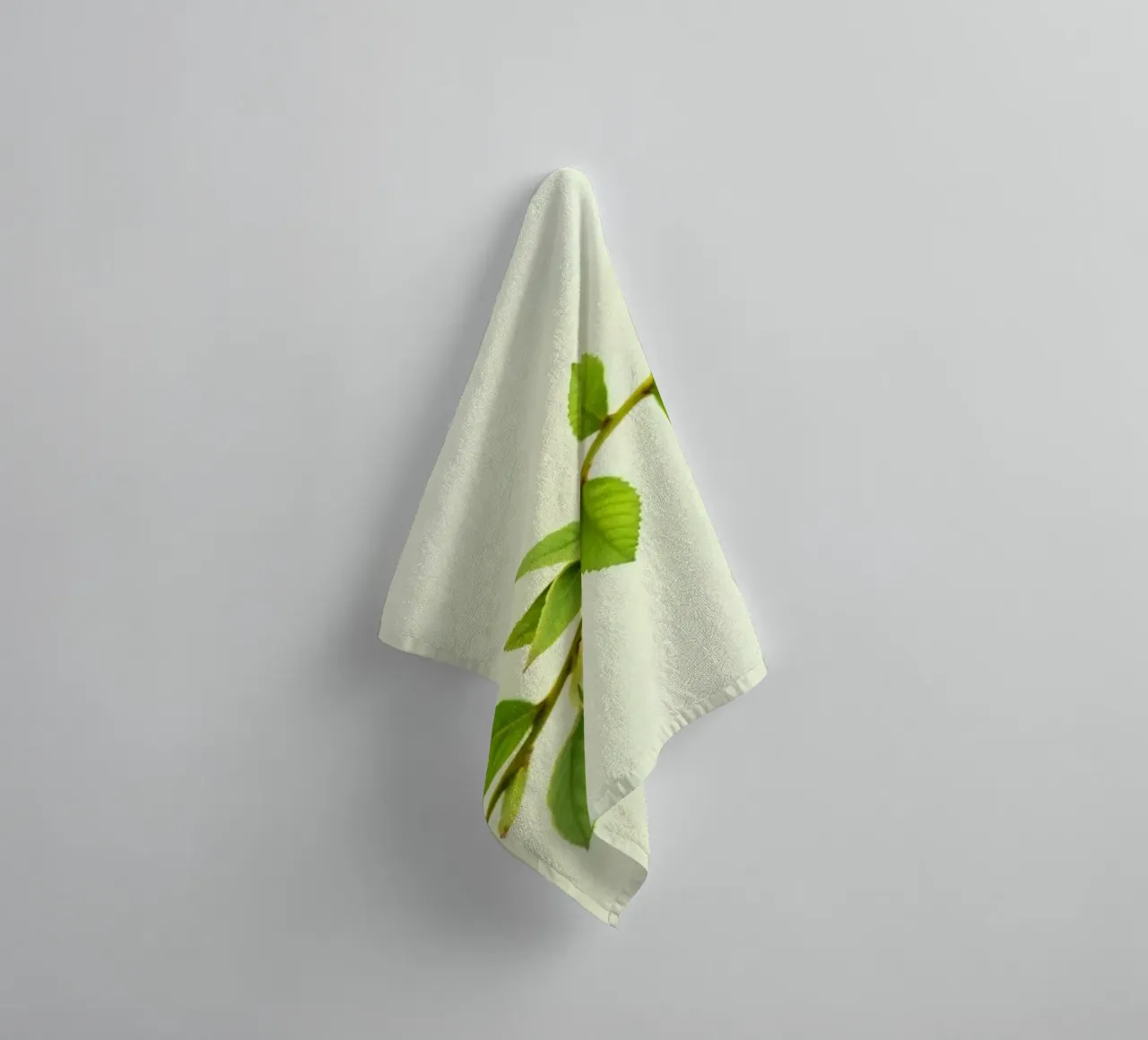 Ramo verde fresco con foglie vivaci su sfondo chiaro asciugamano da bagno da DesignDoodle