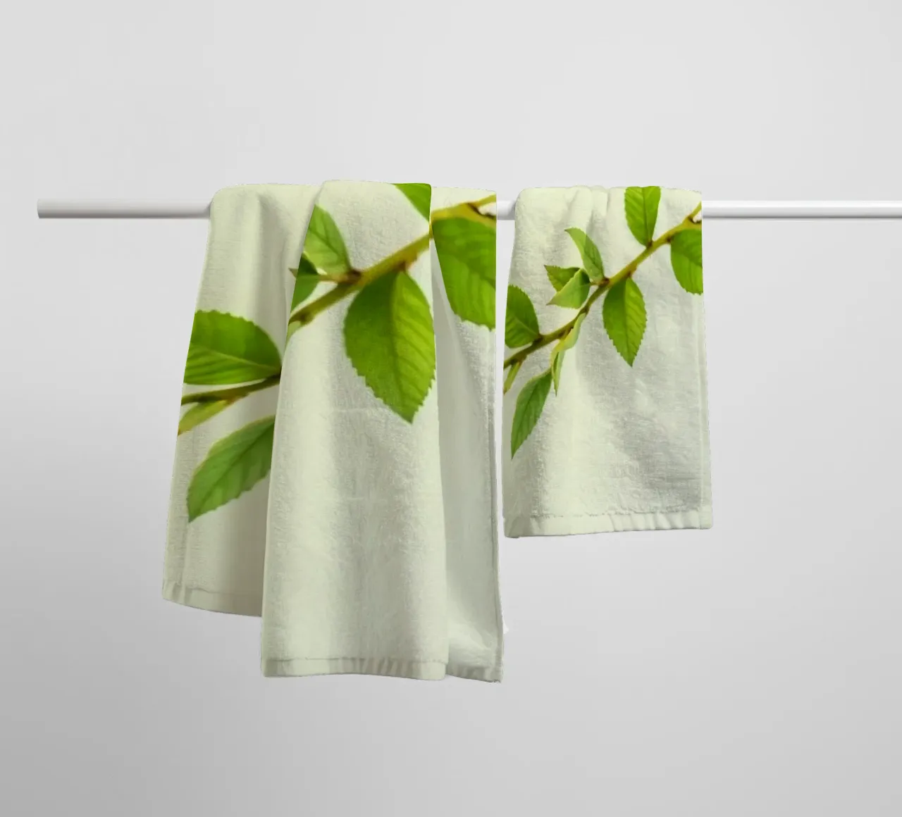 Ramo verde fresco con foglie vivaci su sfondo chiaro asciugamano da bagno da DesignDoodle