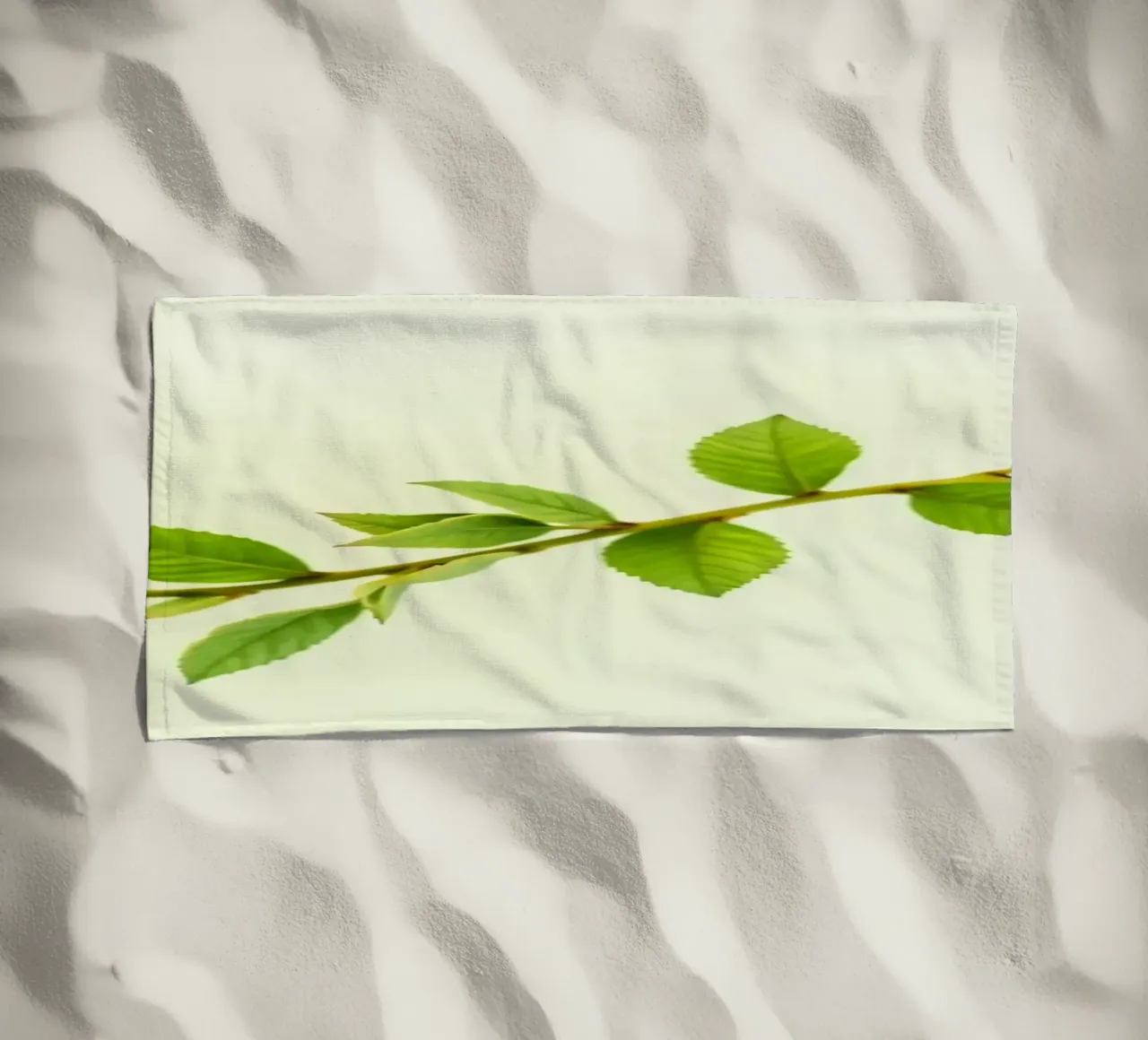 Ramo verde fresco con foglie vivaci su sfondo chiaro telo mare da DesignDoodle