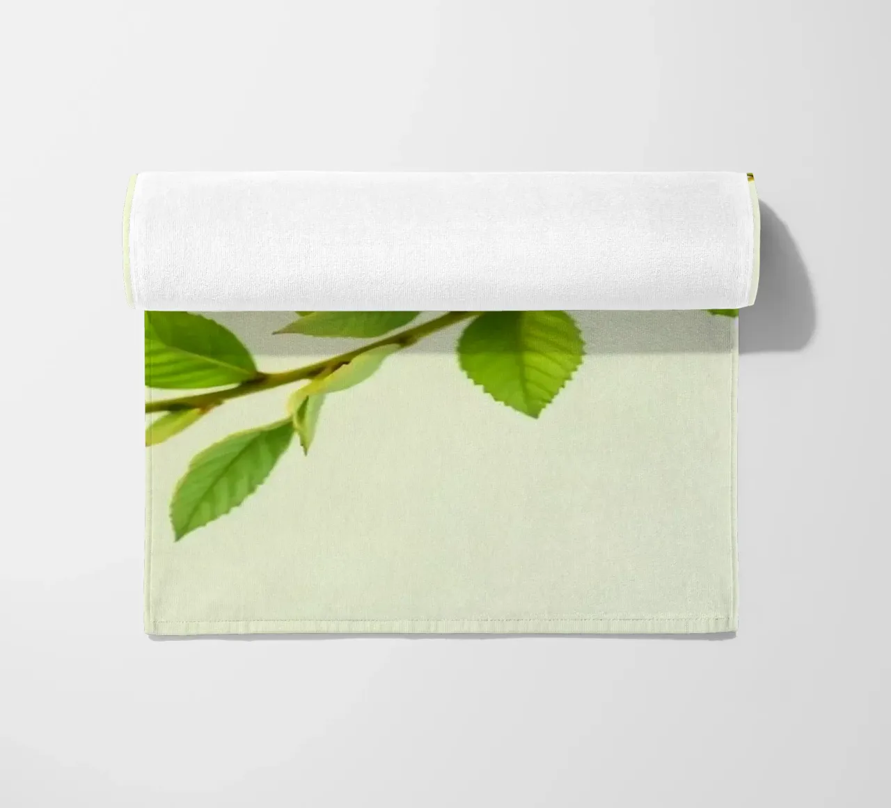 Ramo verde fresco con foglie vivaci su sfondo chiaro telo mare da DesignDoodle