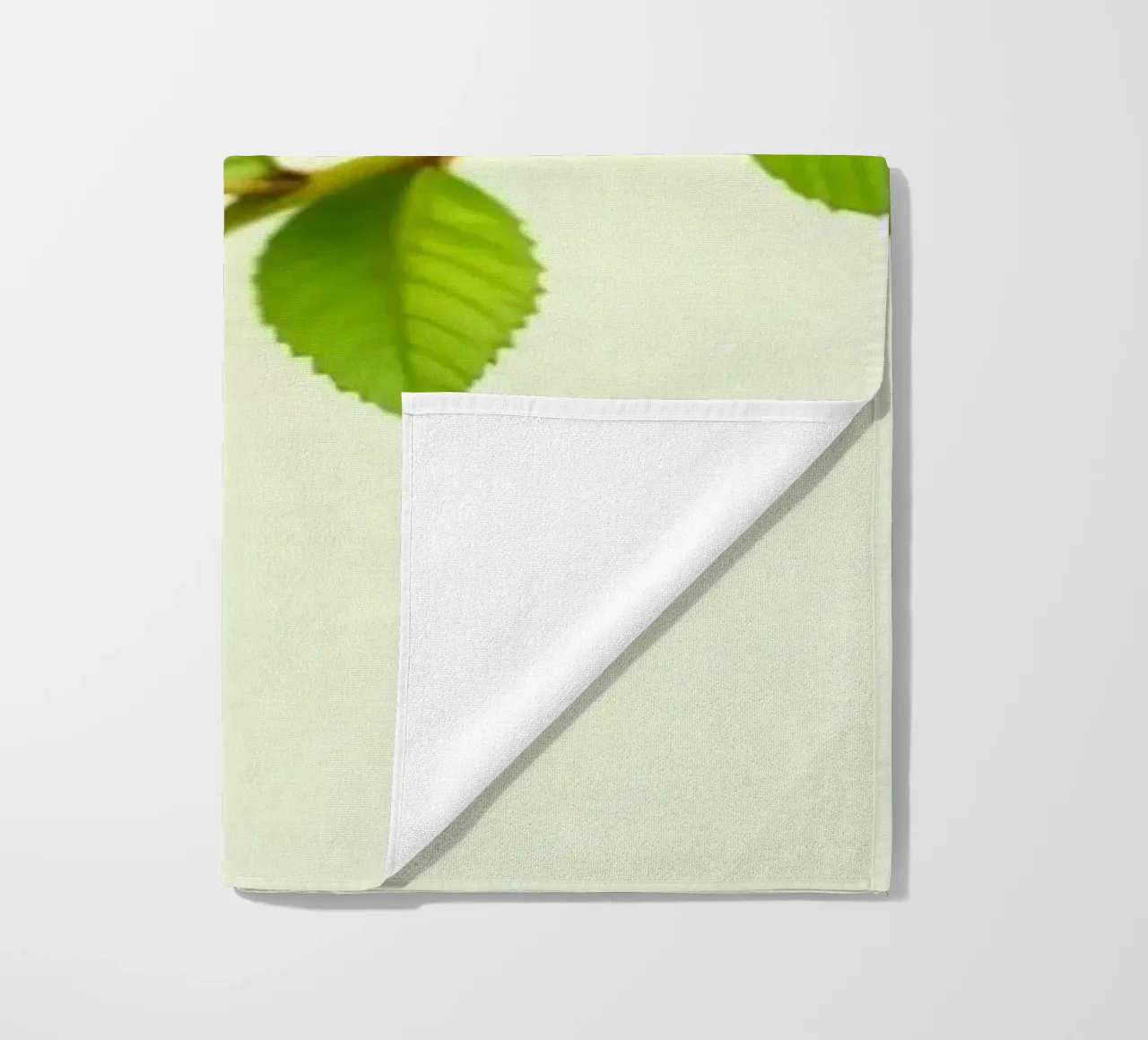 Ramo verde fresco con foglie vivaci su sfondo chiaro telo mare da DesignDoodle