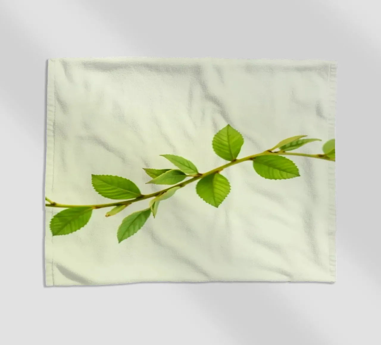 Ramo verde fresco con foglie vivaci su sfondo chiaro telo mare da DesignDoodle