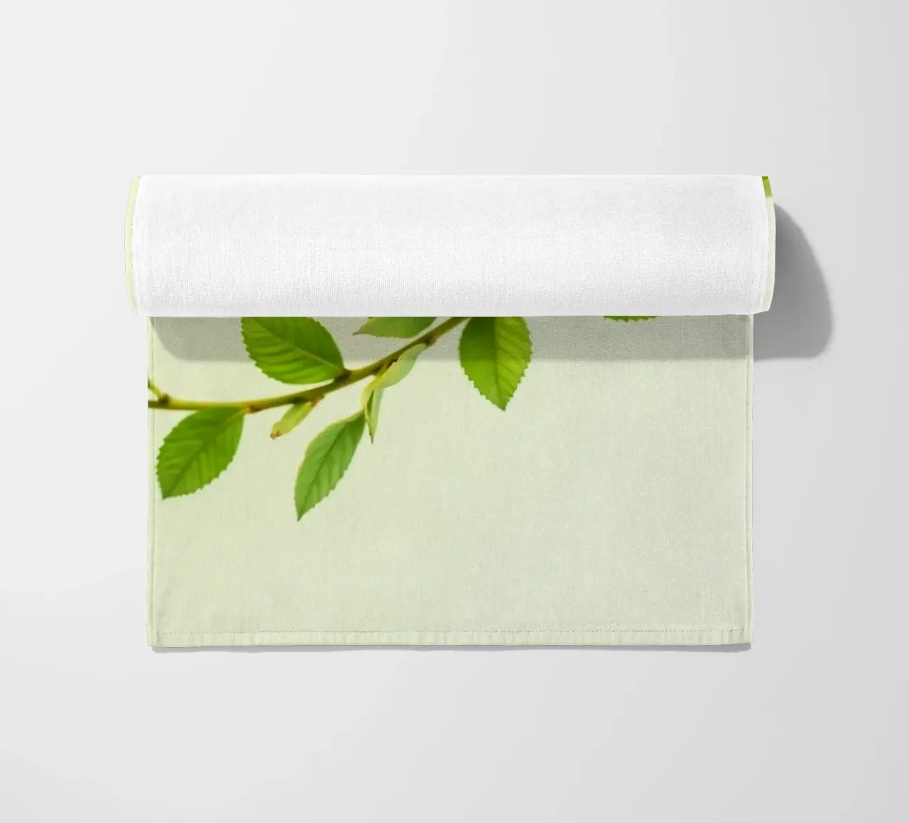 Ramo verde fresco con foglie vivaci su sfondo chiaro telo mare da DesignDoodle
