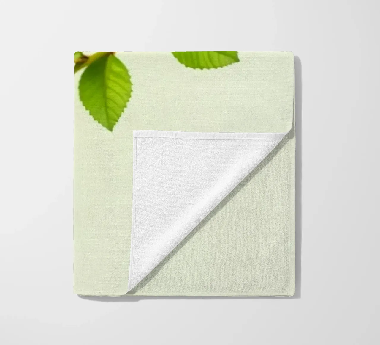 Ramo verde fresco con foglie vivaci su sfondo chiaro telo mare da DesignDoodle