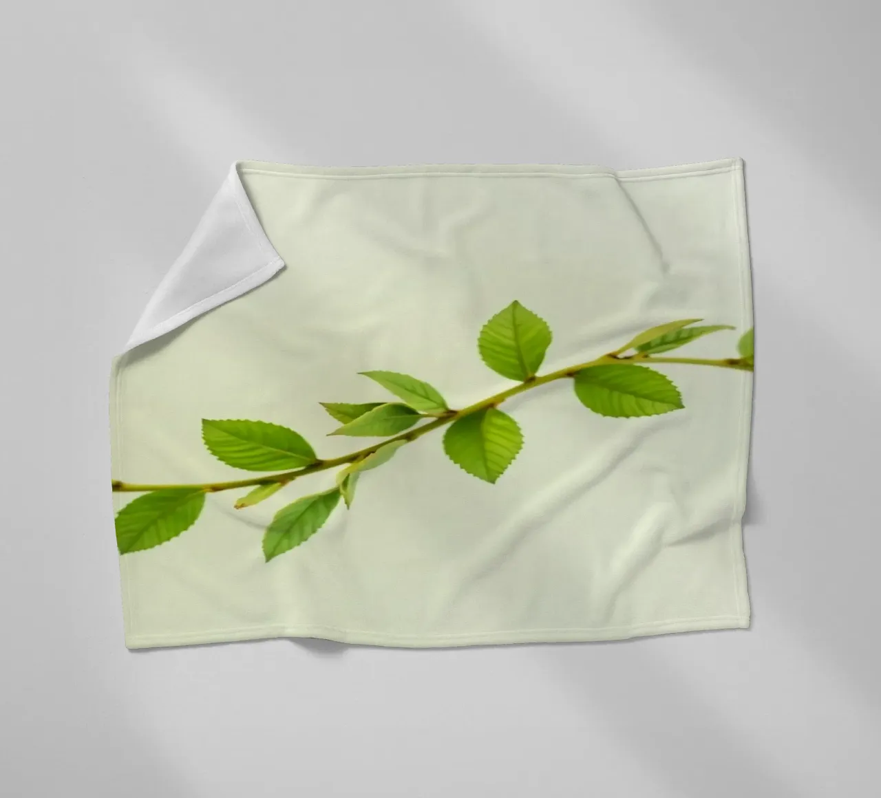 Ramo verde fresco con foglie vivaci su sfondo chiaro coperta in pile da DesignDoodle
