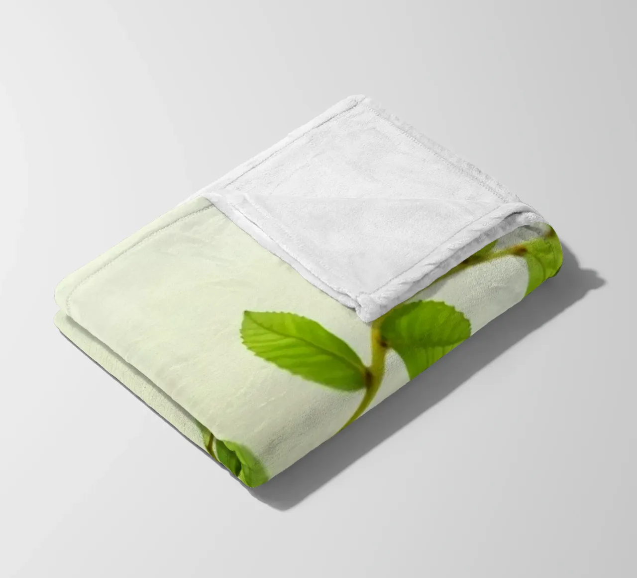 Ramo verde fresco con foglie vivaci su sfondo chiaro coperta in pile da DesignDoodle