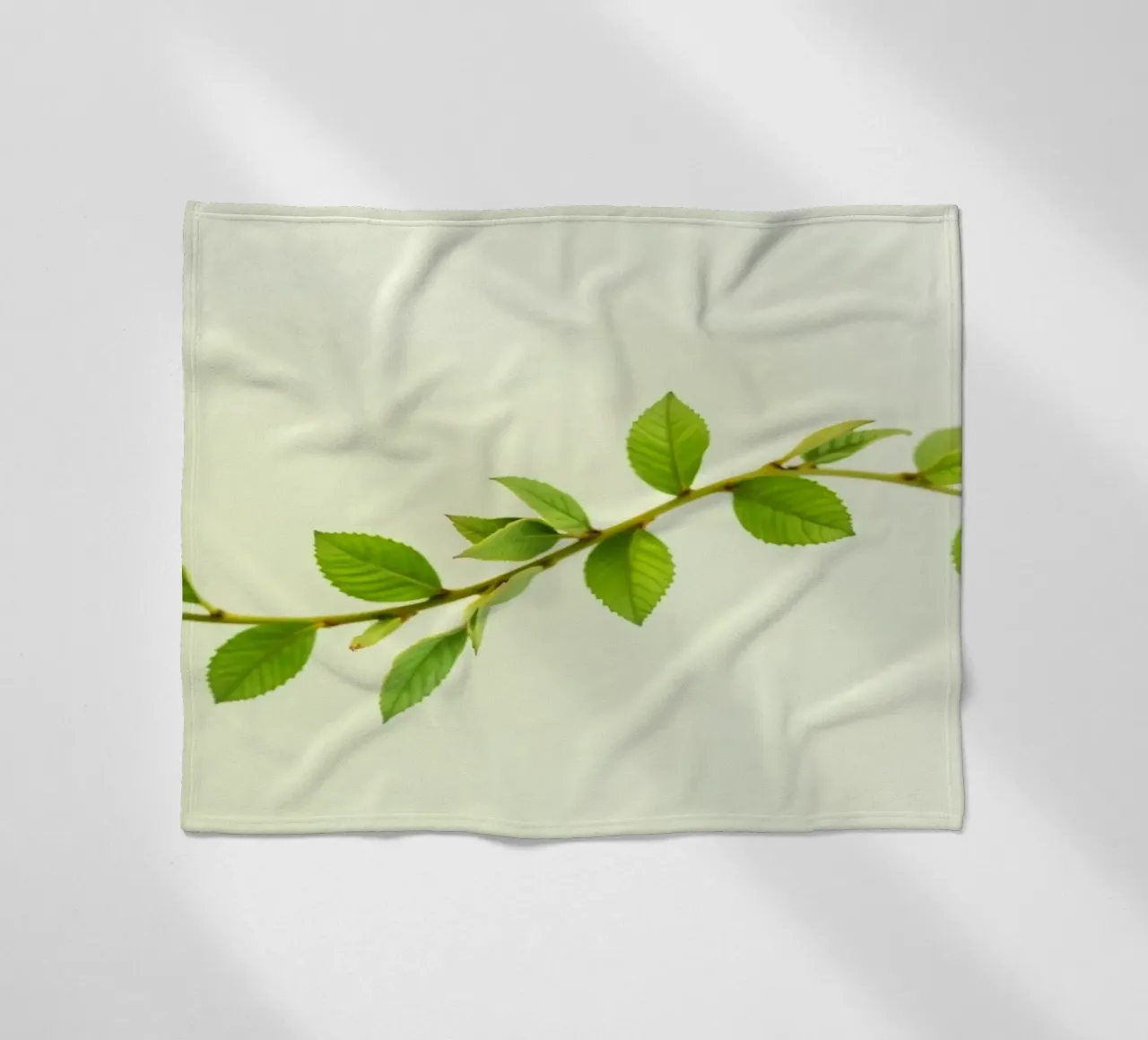 Ramo verde fresco con foglie vivaci su sfondo chiaro coperta in pile da DesignDoodle