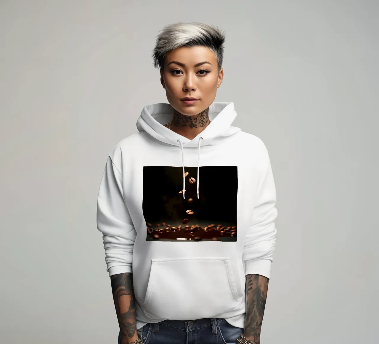 Chicchi di caffè che cadono con grazia sopra una pozza di caffè fresco felpa con cappuccio da DesignDoodle