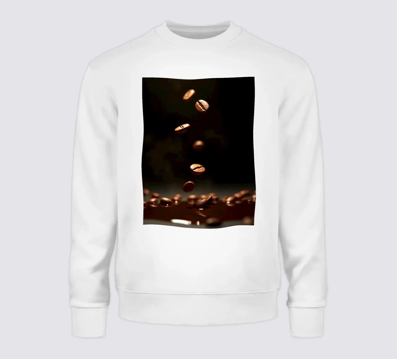 Chicchi di caffè che cadono con grazia sopra una pozza di caffè fresco felpa da DesignDoodle