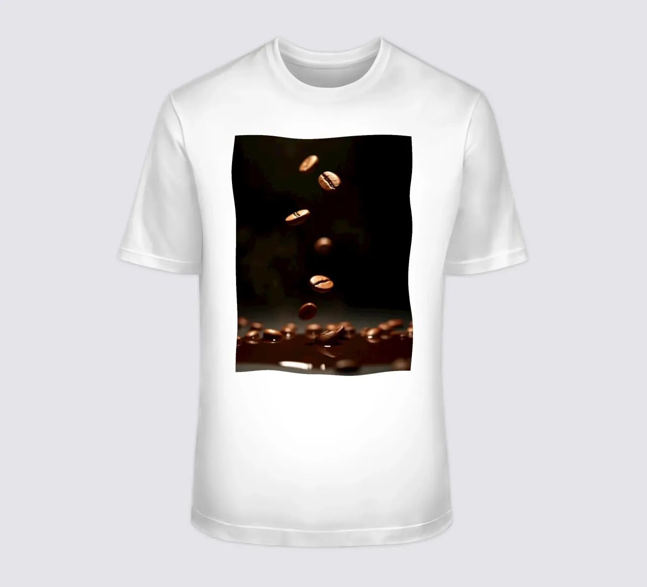 Chicchi di caffè che cadono con grazia sopra una pozza di caffè fresco t-shirt da DesignDoodle