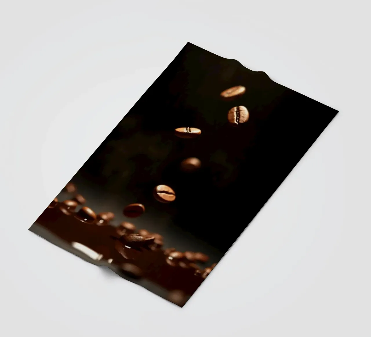 Chicchi di caffè che cadono con grazia sopra una pozza di caffè fresco coperta in pile da DesignDoodle