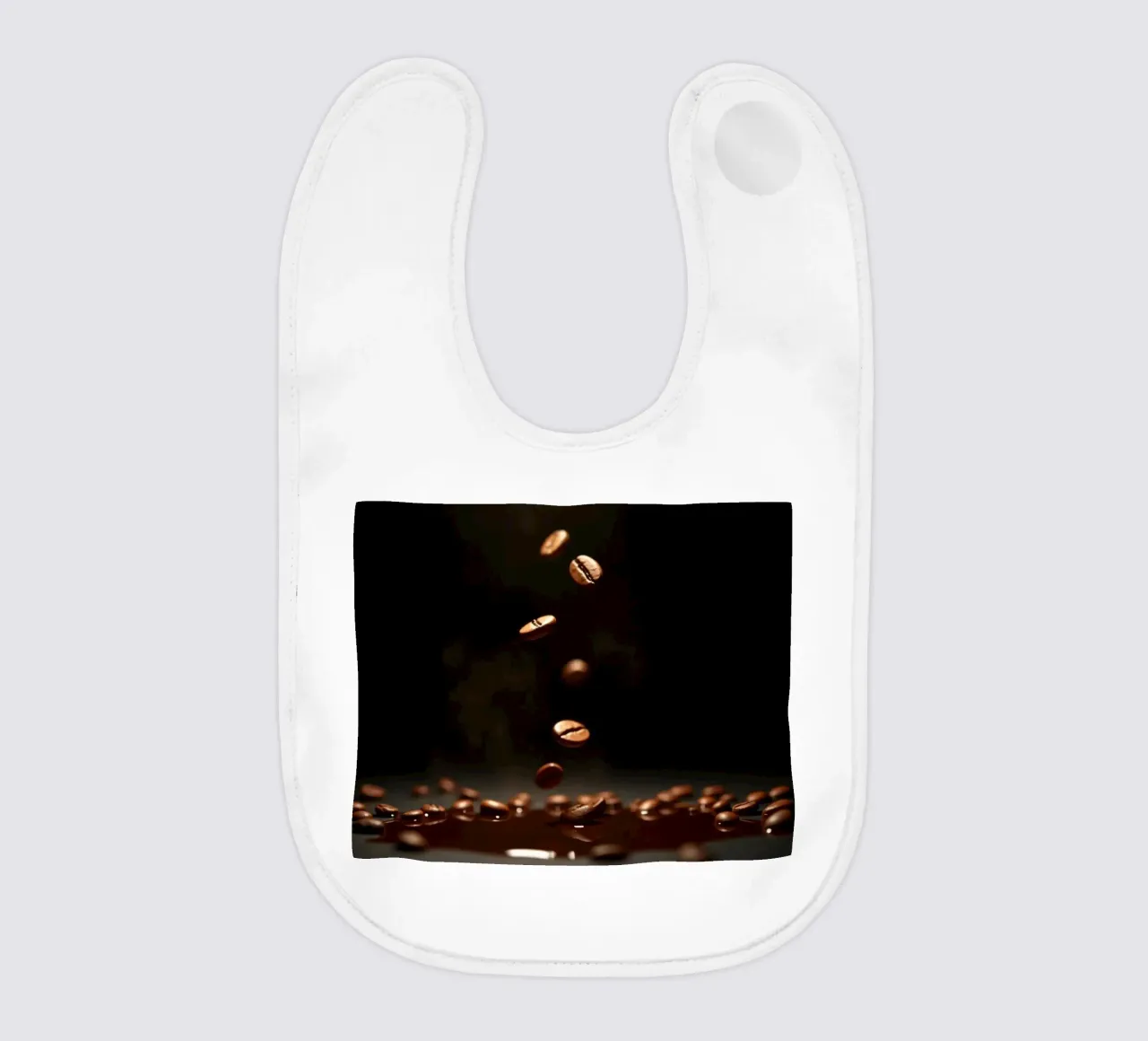 Chicchi di caffè che cadono con grazia sopra una pozza di caffè fresco bavaglino da DesignDoodle