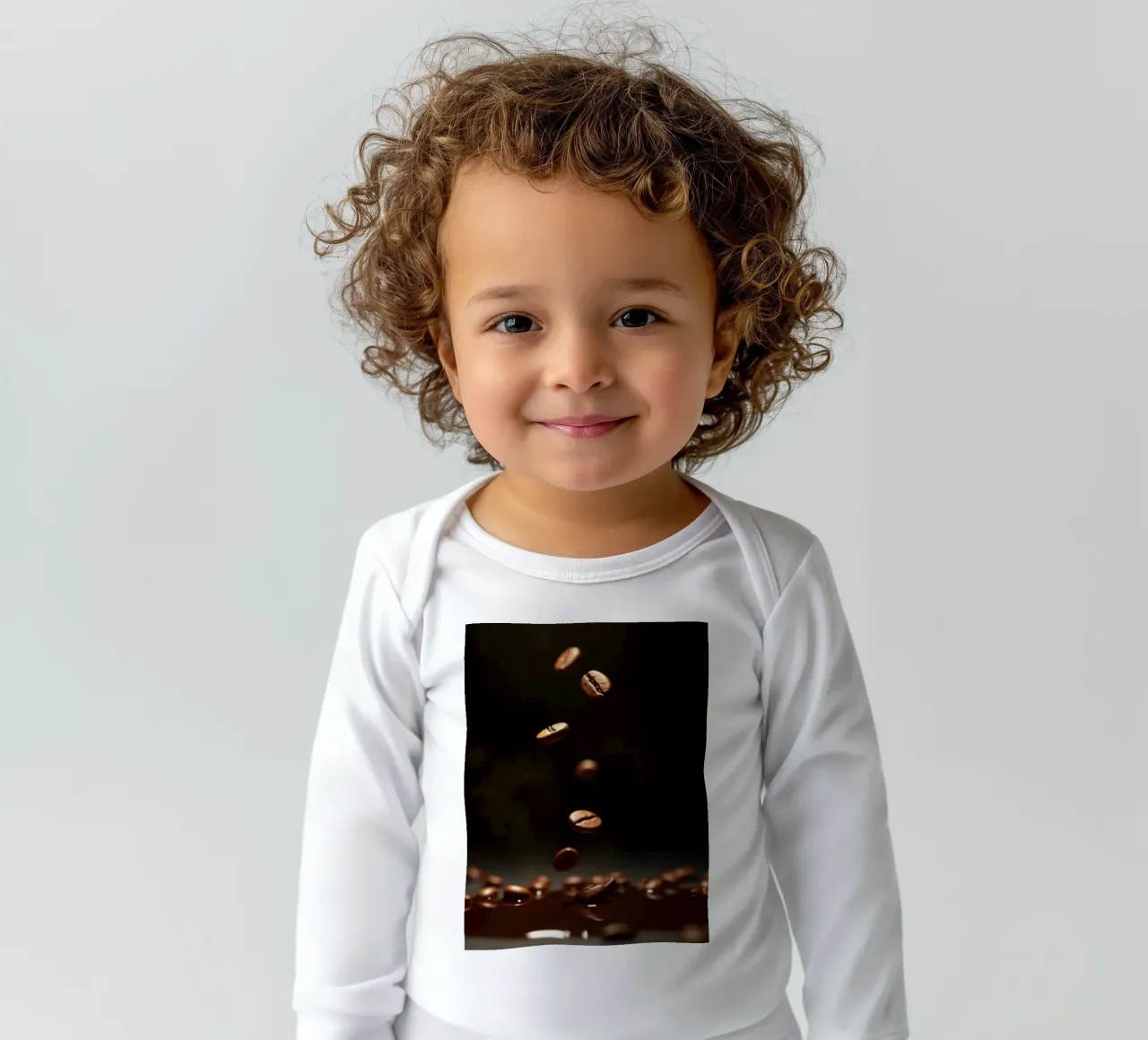 Chicchi di caffè che cadono con grazia sopra una pozza di caffè fresco body neonato maniche lunghe da DesignDoodle