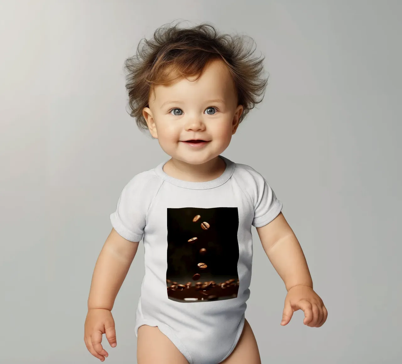 Chicchi di caffè che cadono con grazia sopra una pozza di caffè fresco body neonato maniche corte da DesignDoodle