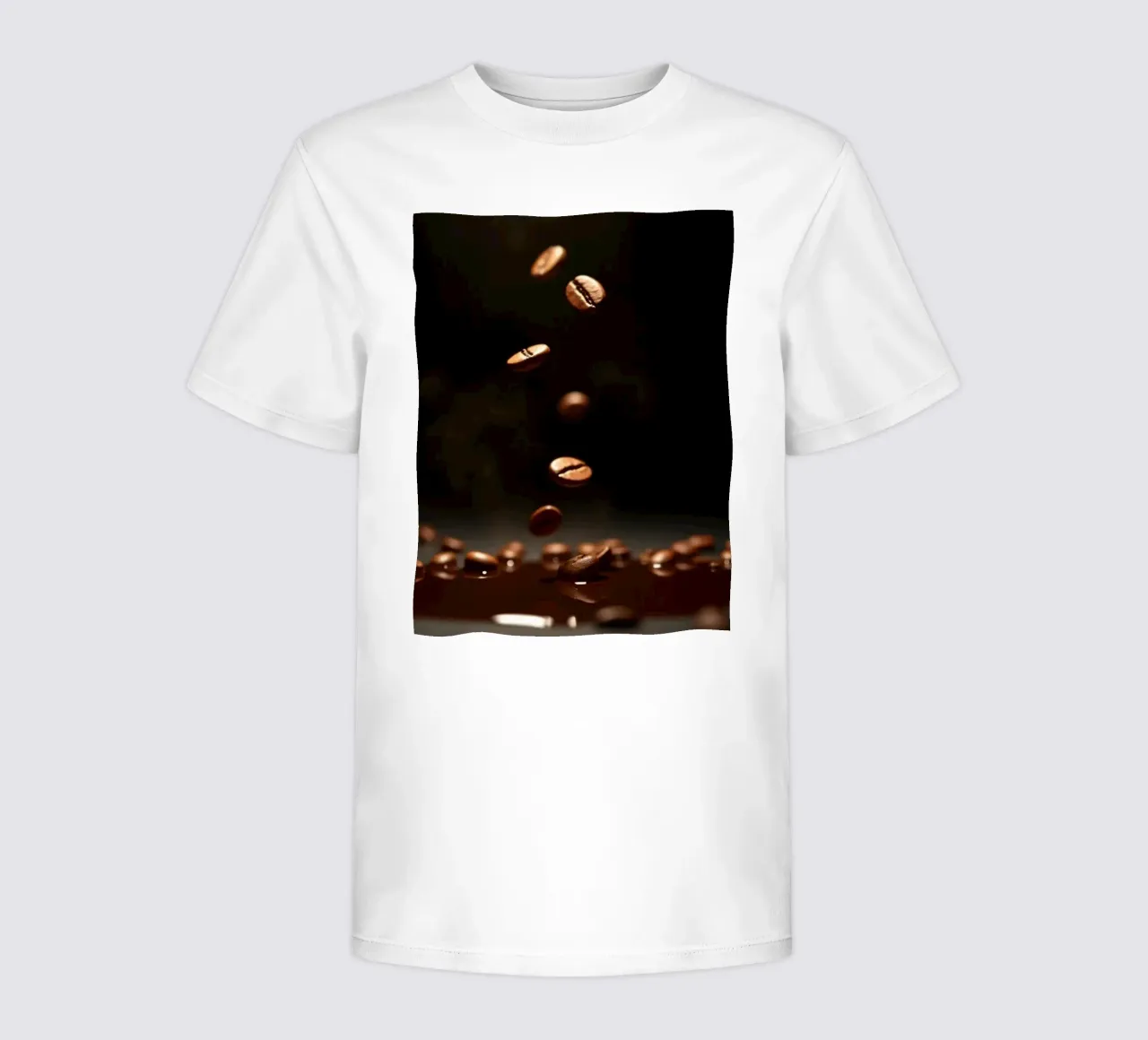Chicchi di caffè che cadono con grazia sopra una pozza di caffè fresco t-shirt bambini da DesignDoodle