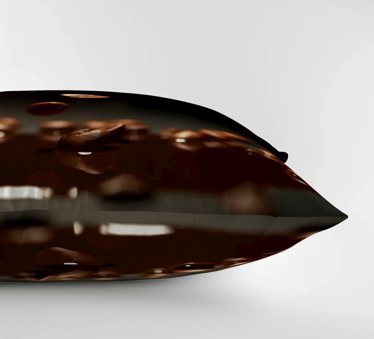 Chicchi di caffè che cadono con grazia sopra una pozza di caffè fresco cuscino da DesignDoodle