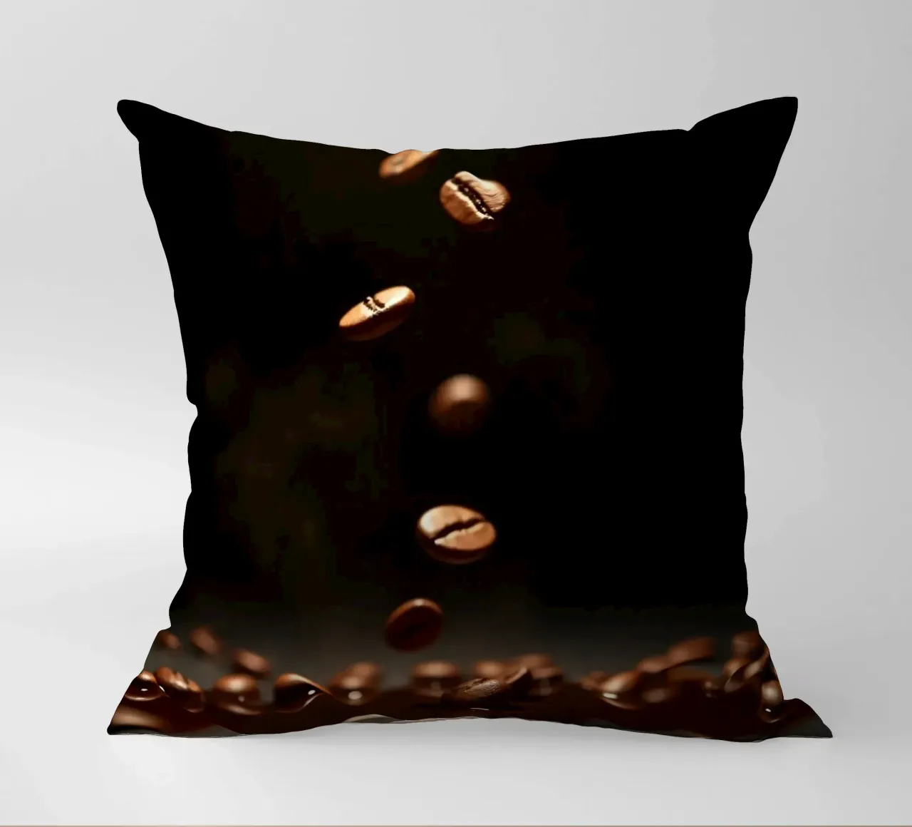 Chicchi di caffè che cadono con grazia sopra una pozza di caffè fresco cuscino da DesignDoodle