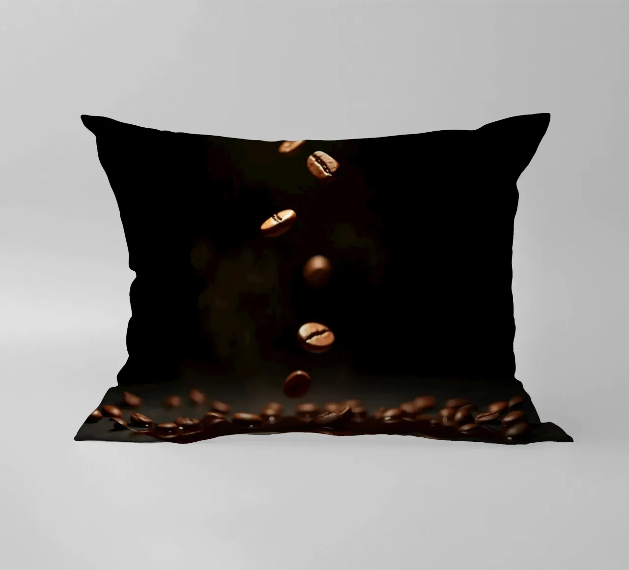 Chicchi di caffè che cadono con grazia sopra una pozza di caffè fresco cuscino da DesignDoodle