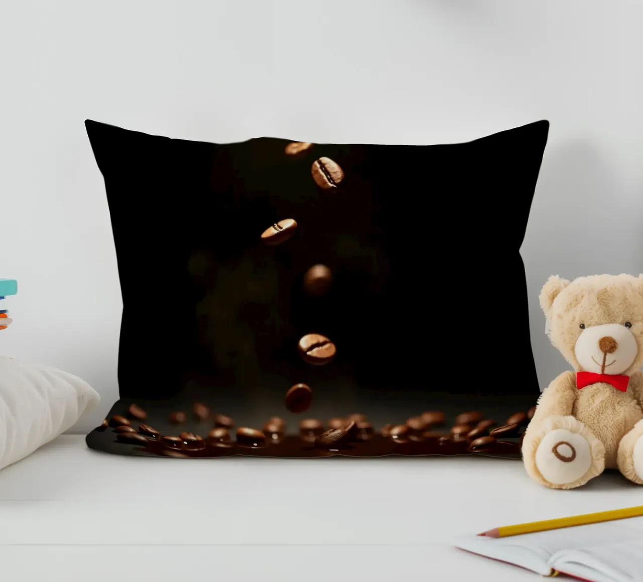Chicchi di caffè che cadono con grazia sopra una pozza di caffè fresco cuscino da DesignDoodle