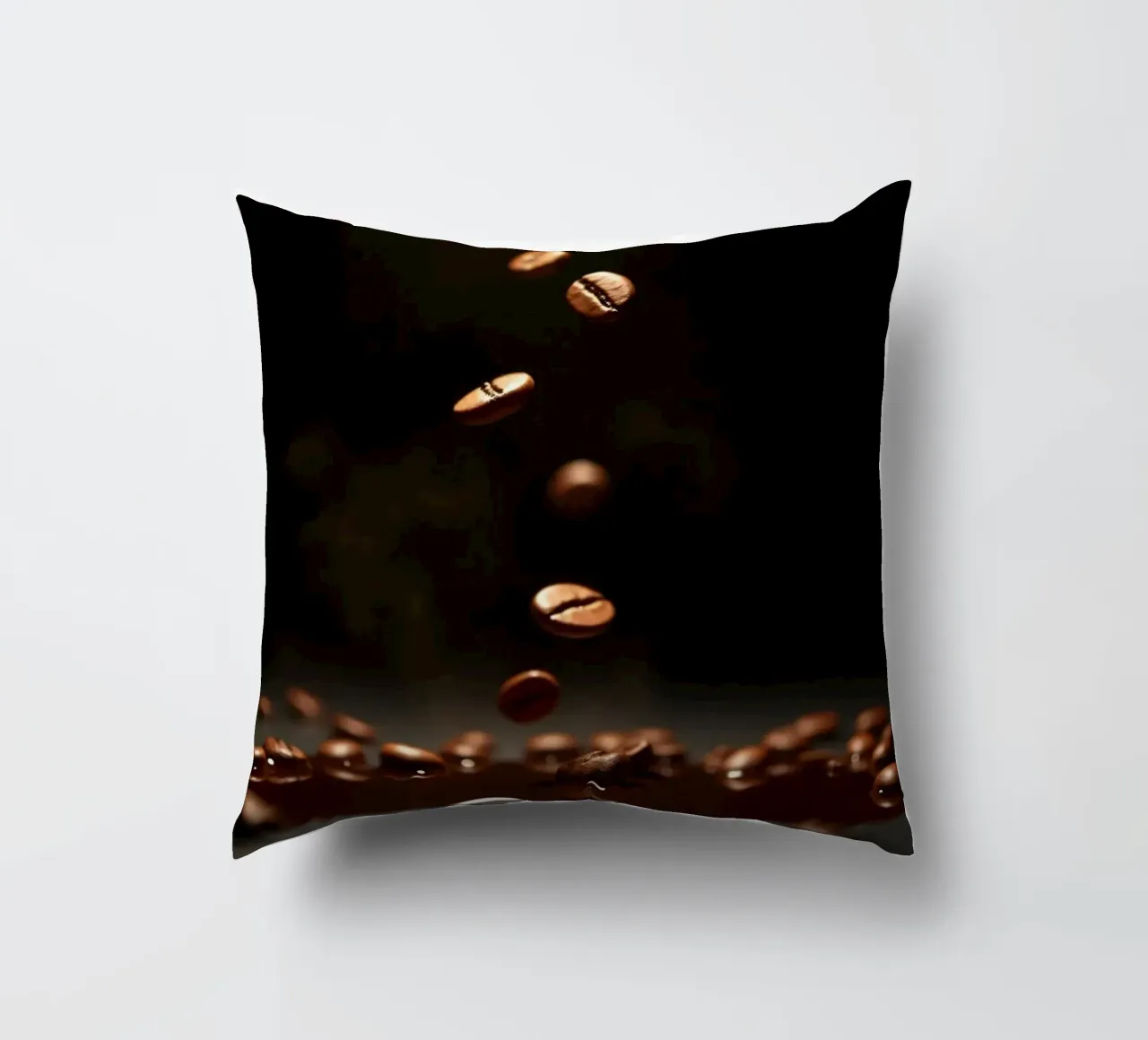 Chicchi di caffè che cadono con grazia sopra una pozza di caffè fresco cuscino da DesignDoodle