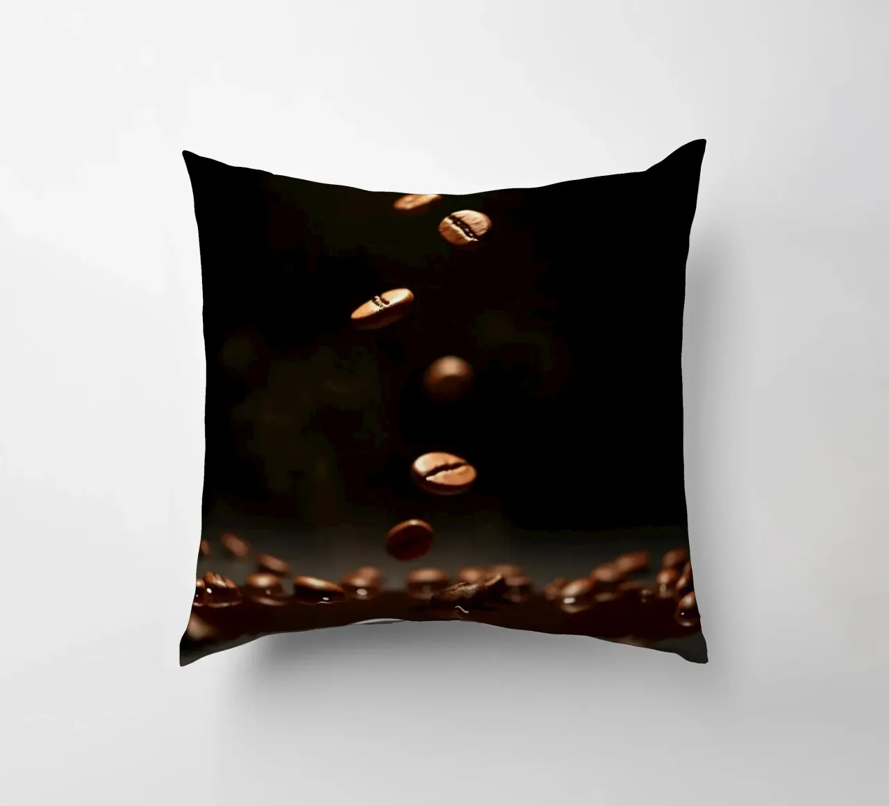 Chicchi di caffè che cadono con grazia sopra una pozza di caffè fresco cuscino da DesignDoodle