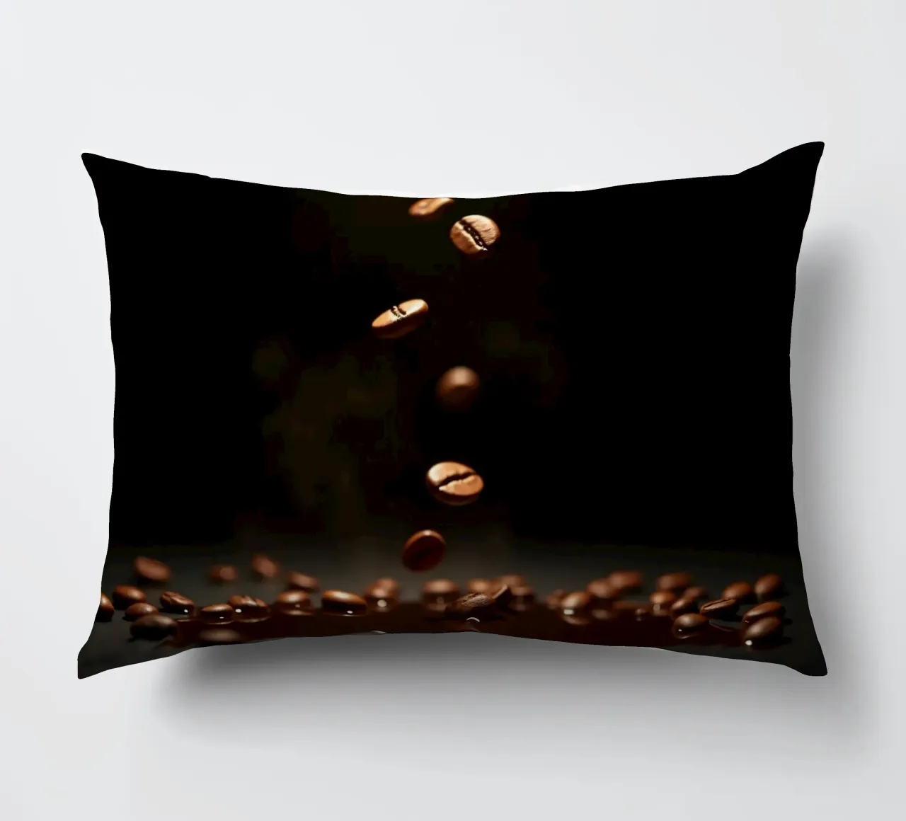 Chicchi di caffè che cadono con grazia sopra una pozza di caffè fresco cuscino da DesignDoodle