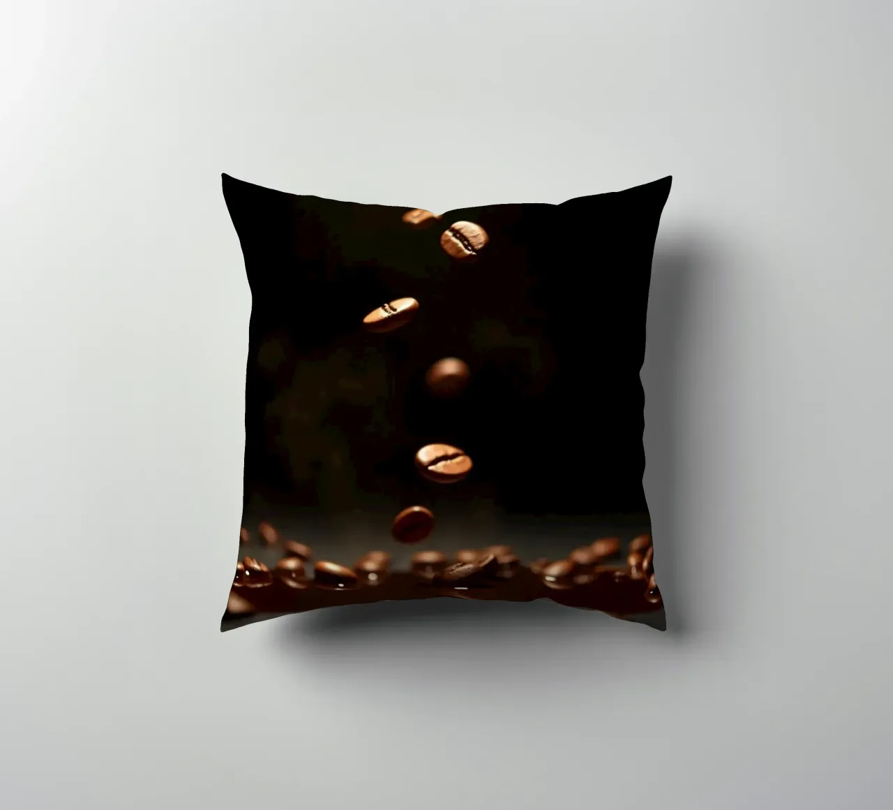 Chicchi di caffè che cadono con grazia sopra una pozza di caffè fresco cuscino da DesignDoodle