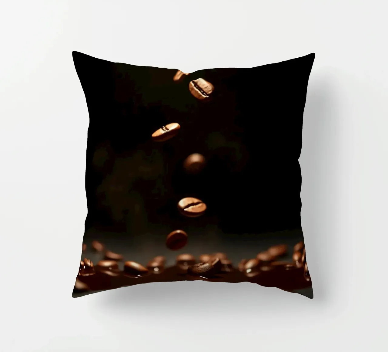 Chicchi di caffè che cadono con grazia sopra una pozza di caffè fresco cuscino da DesignDoodle