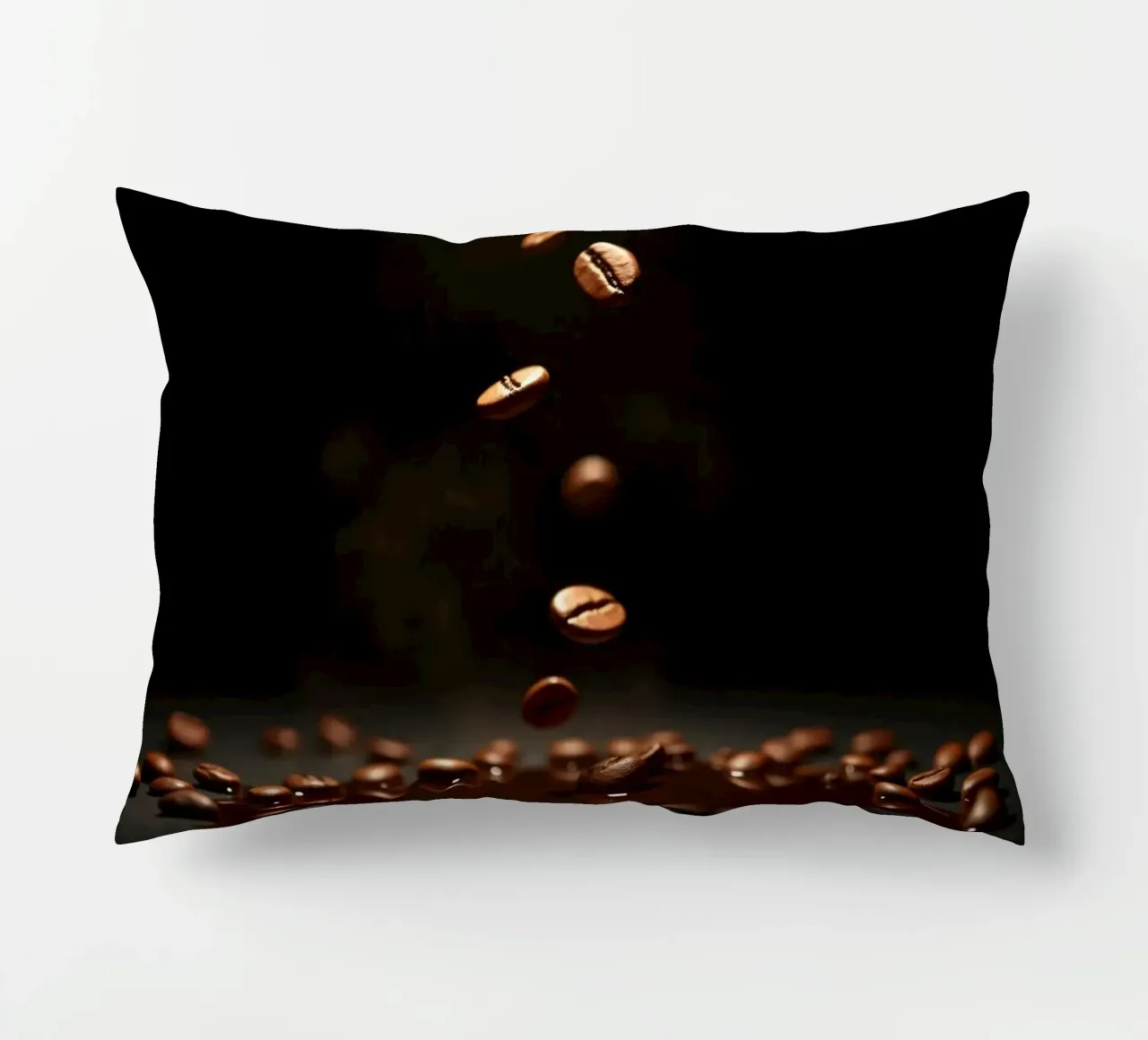 Chicchi di caffè che cadono con grazia sopra una pozza di caffè fresco cuscino da DesignDoodle