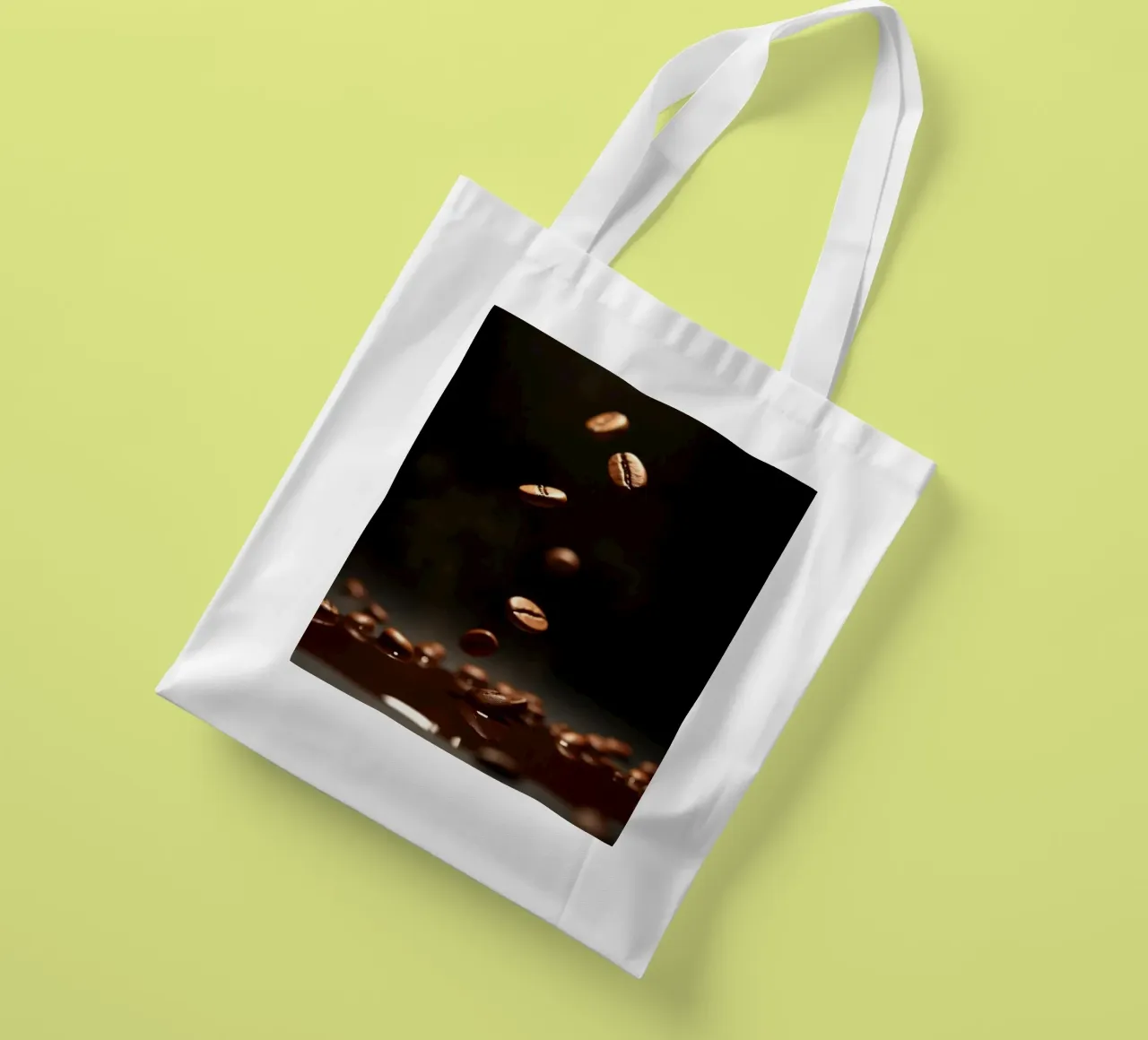 Chicchi di caffè che cadono con grazia sopra una pozza di caffè fresco borsa in juta da DesignDoodle