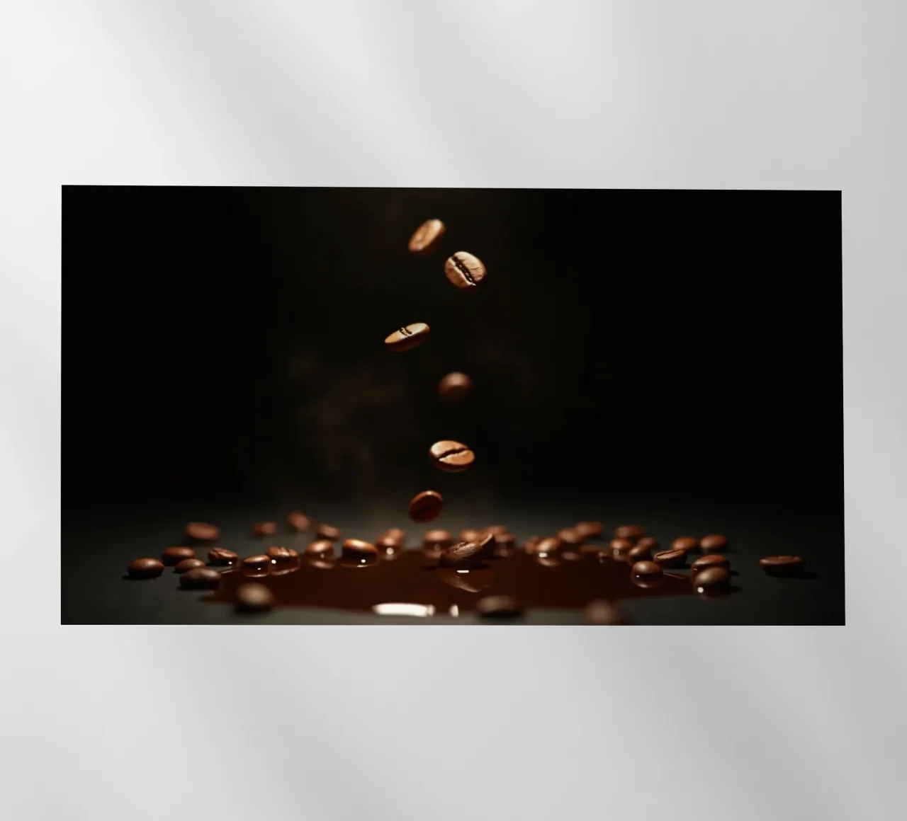 Chicchi di caffè che cadono con grazia sopra una pozza di caffè fresco pellicola backlit da DesignDoodle